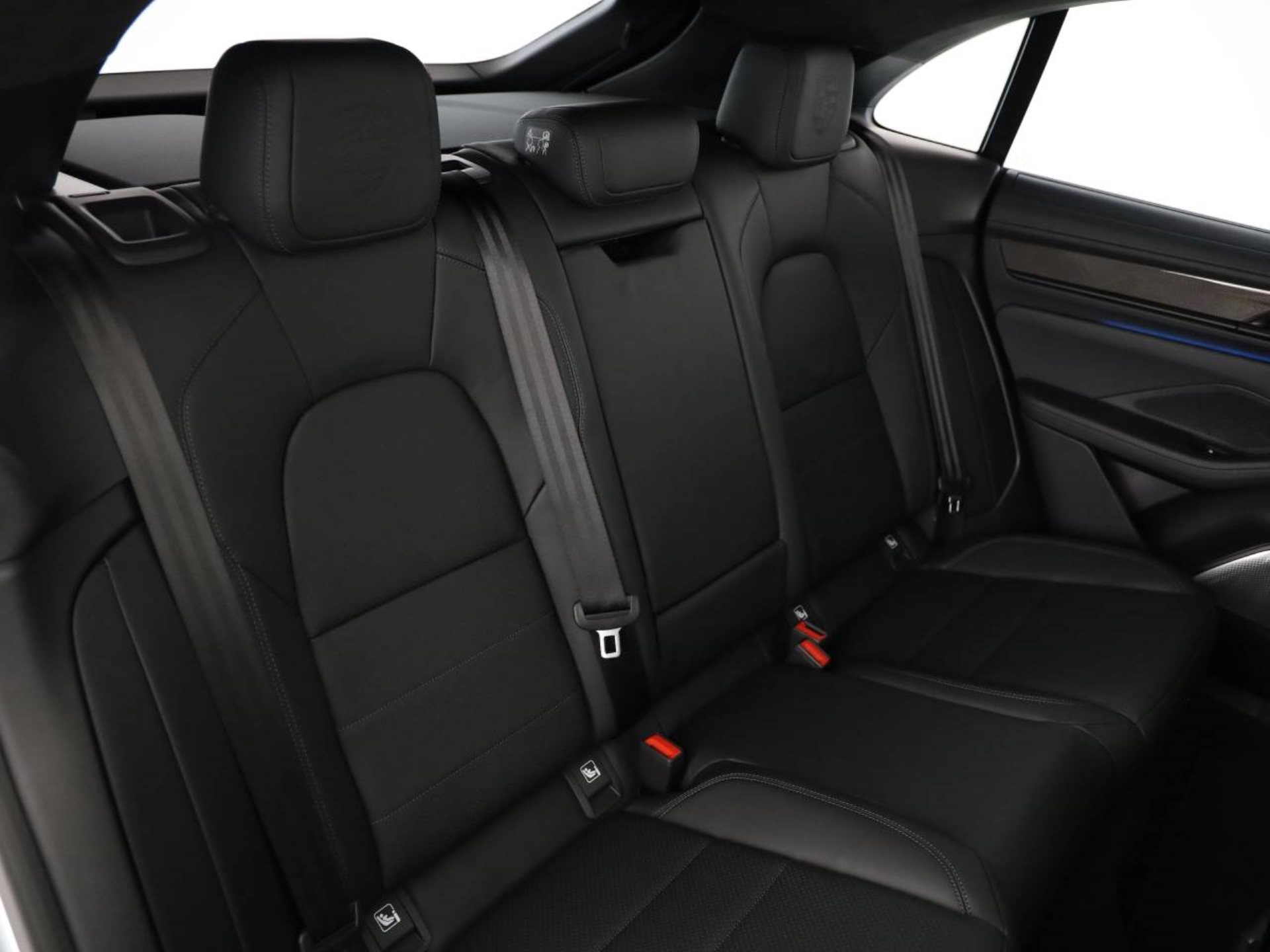 PORSCHE Macan Turbo-image-14