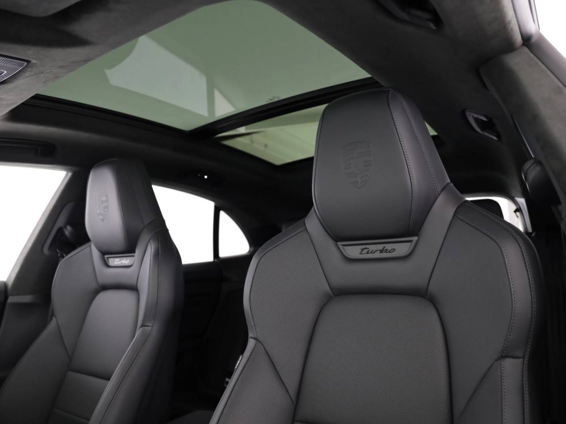 PORSCHE Macan Turbo-image-4