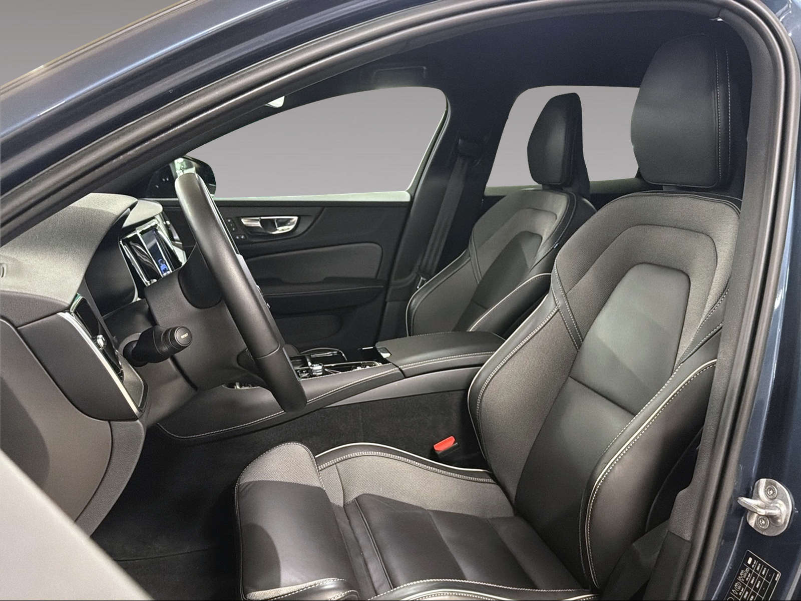 VOLVO V60 2.0 T6 TE Plus Dark eAWD-image-8