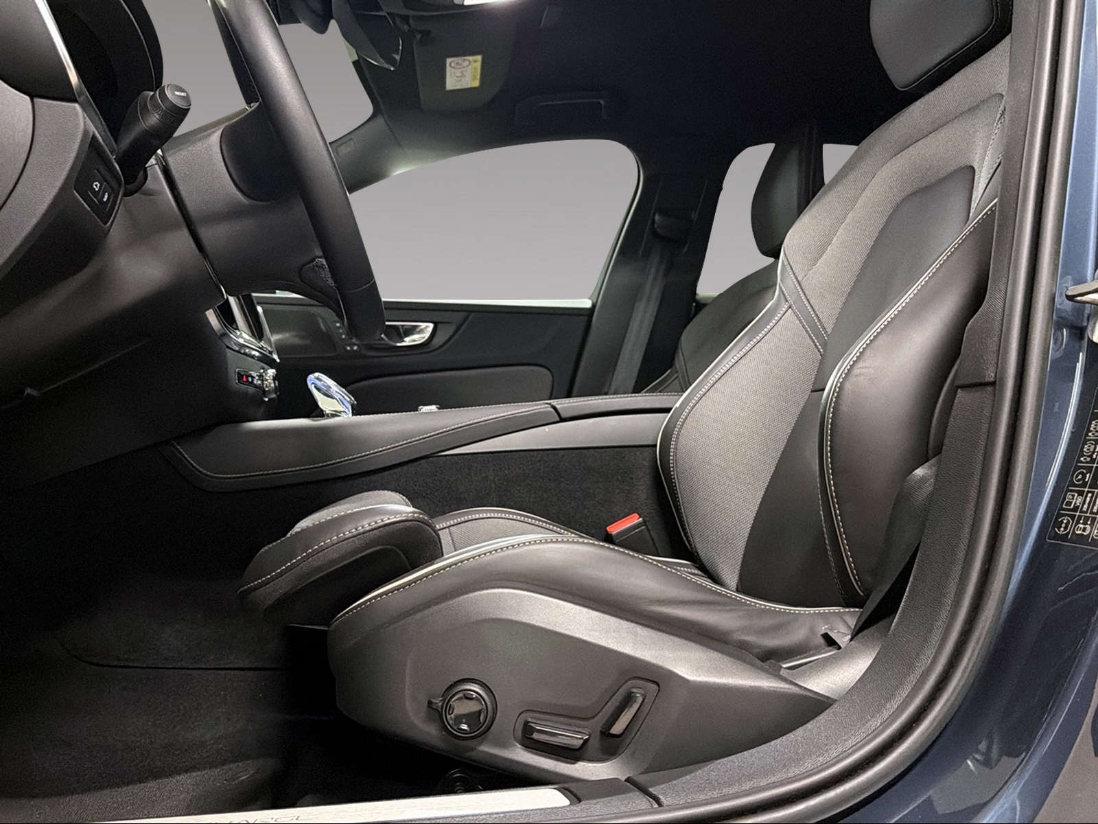 VOLVO V60 2.0 T6 TE Plus Dark eAWD-image-9
