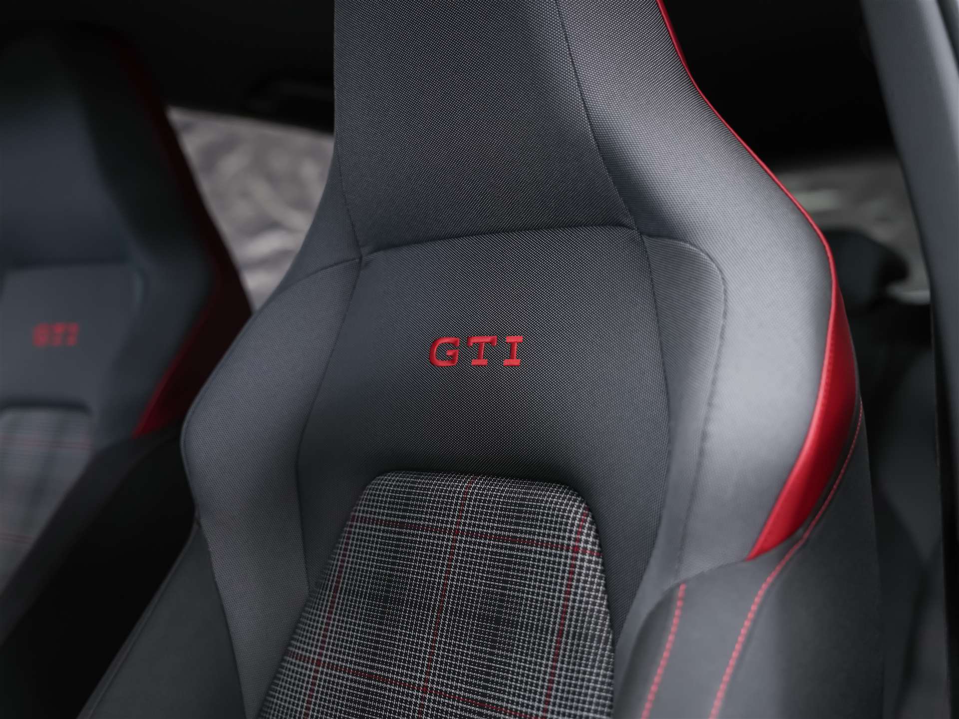 VW Golf 2.0 TSI GTI DSG *Abstandsregler* 19" Felgen*Harman/Kardon*Matrix LED Scheinwerfer*-image-10