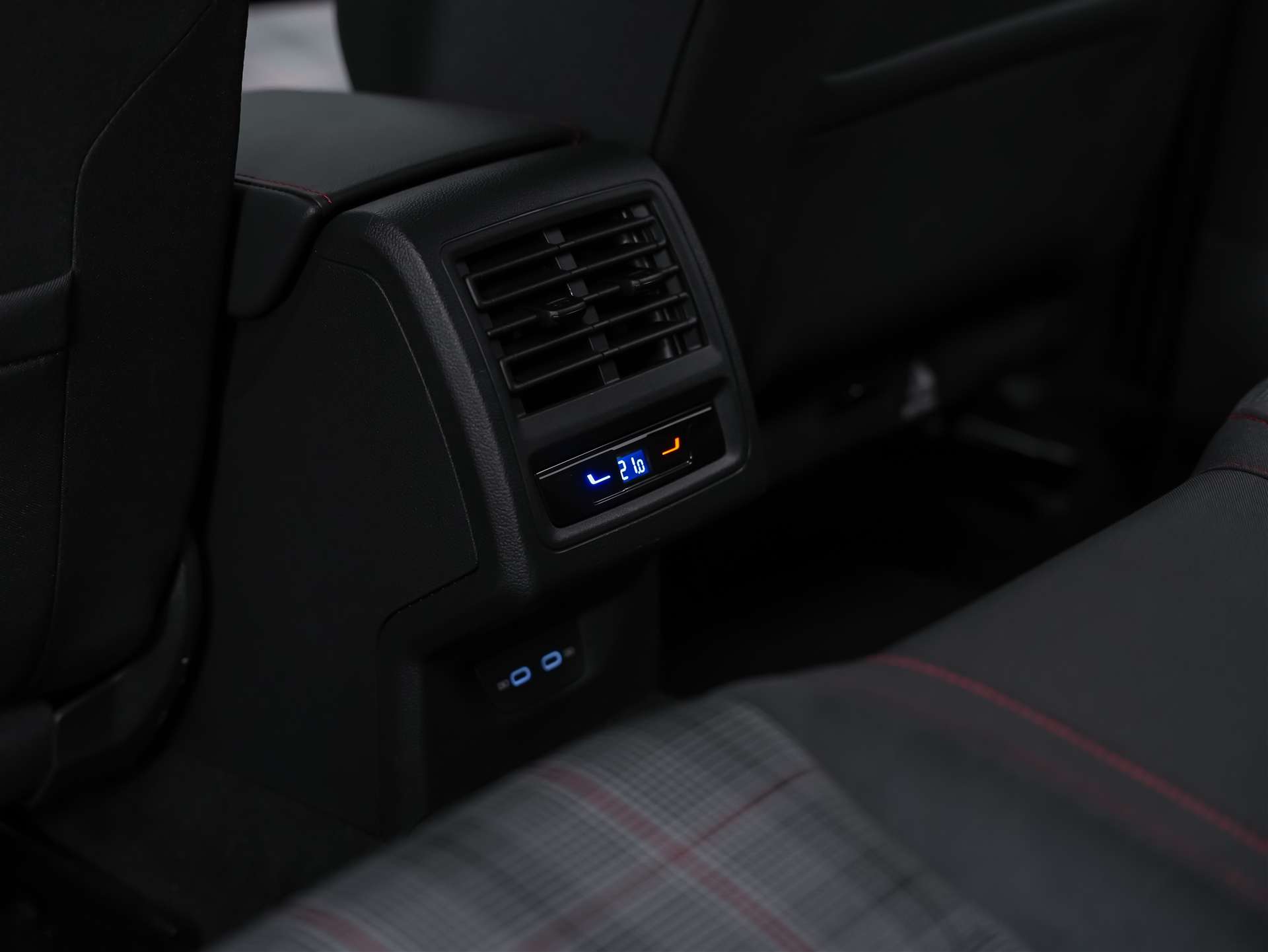 VW Golf 2.0 TSI GTI DSG *Abstandsregler* 19" Felgen*Harman/Kardon*Matrix LED Scheinwerfer*-image-14