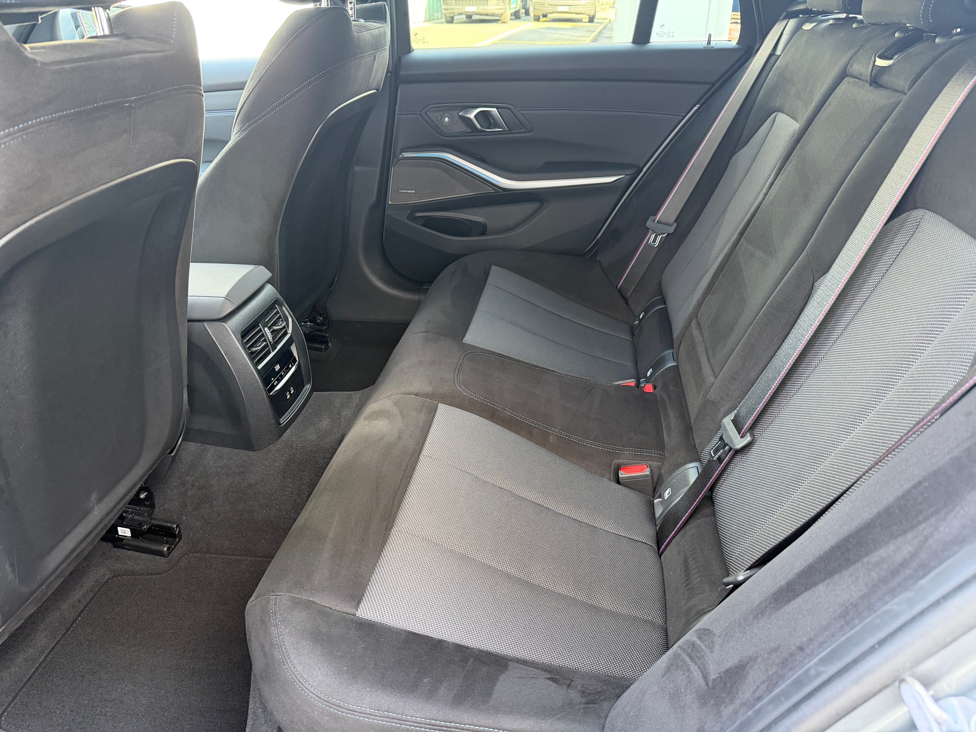 BMW 320d xDrive 48V Touring Steptronic M Sport-image-17