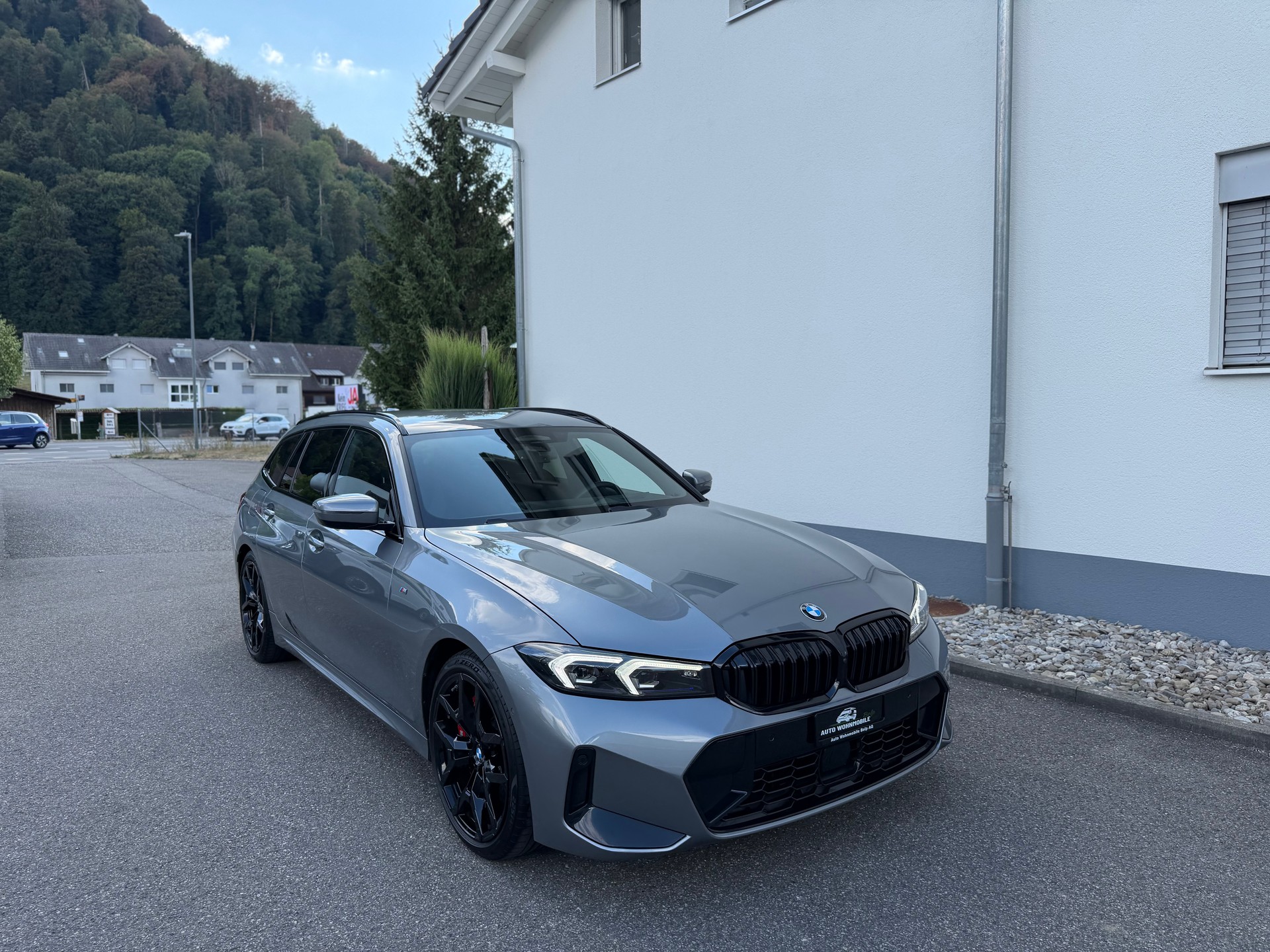 BMW 320d xDrive 48V Touring Steptronic M Sport-image-1