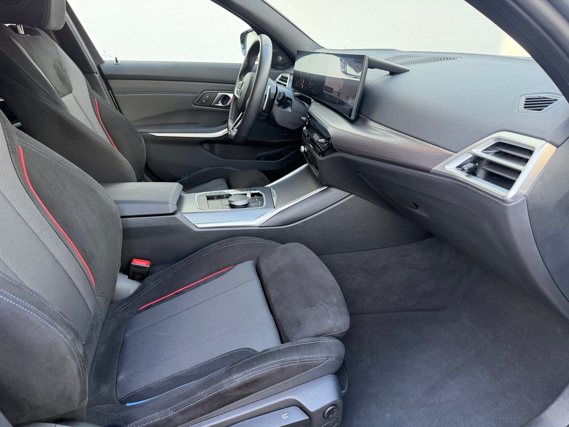 BMW 320d xDrive 48V Touring Steptronic M Sport-image-15