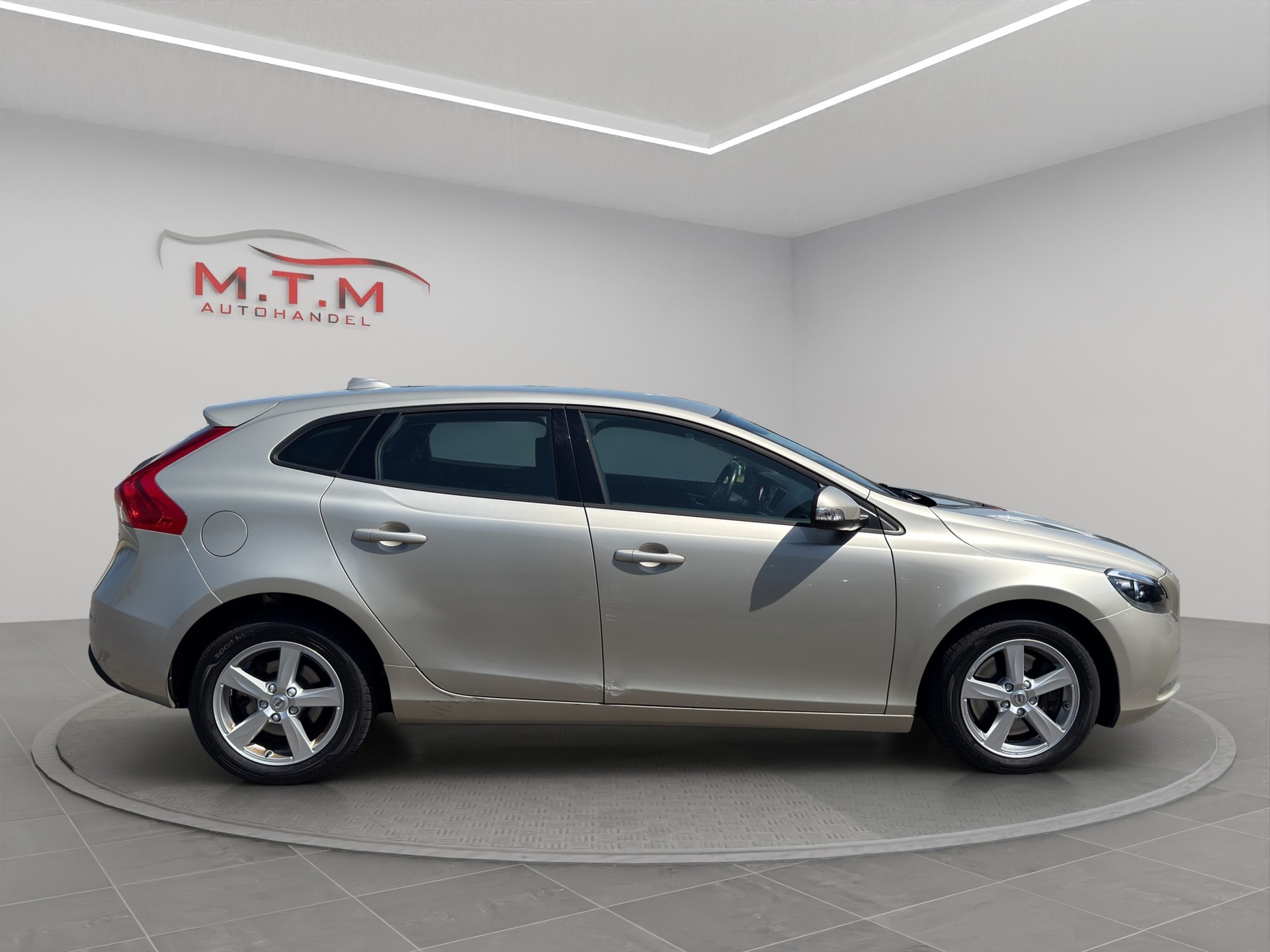 VOLVO V40 D2 Kinetic Geartronic-image-13