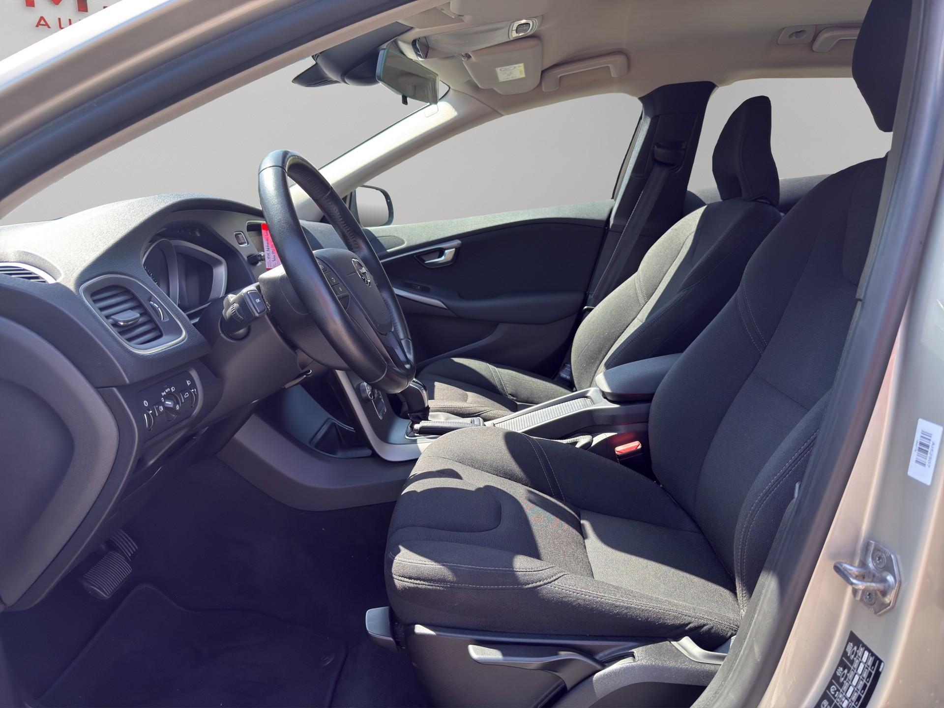 VOLVO V40 D2 Kinetic Geartronic-image-14