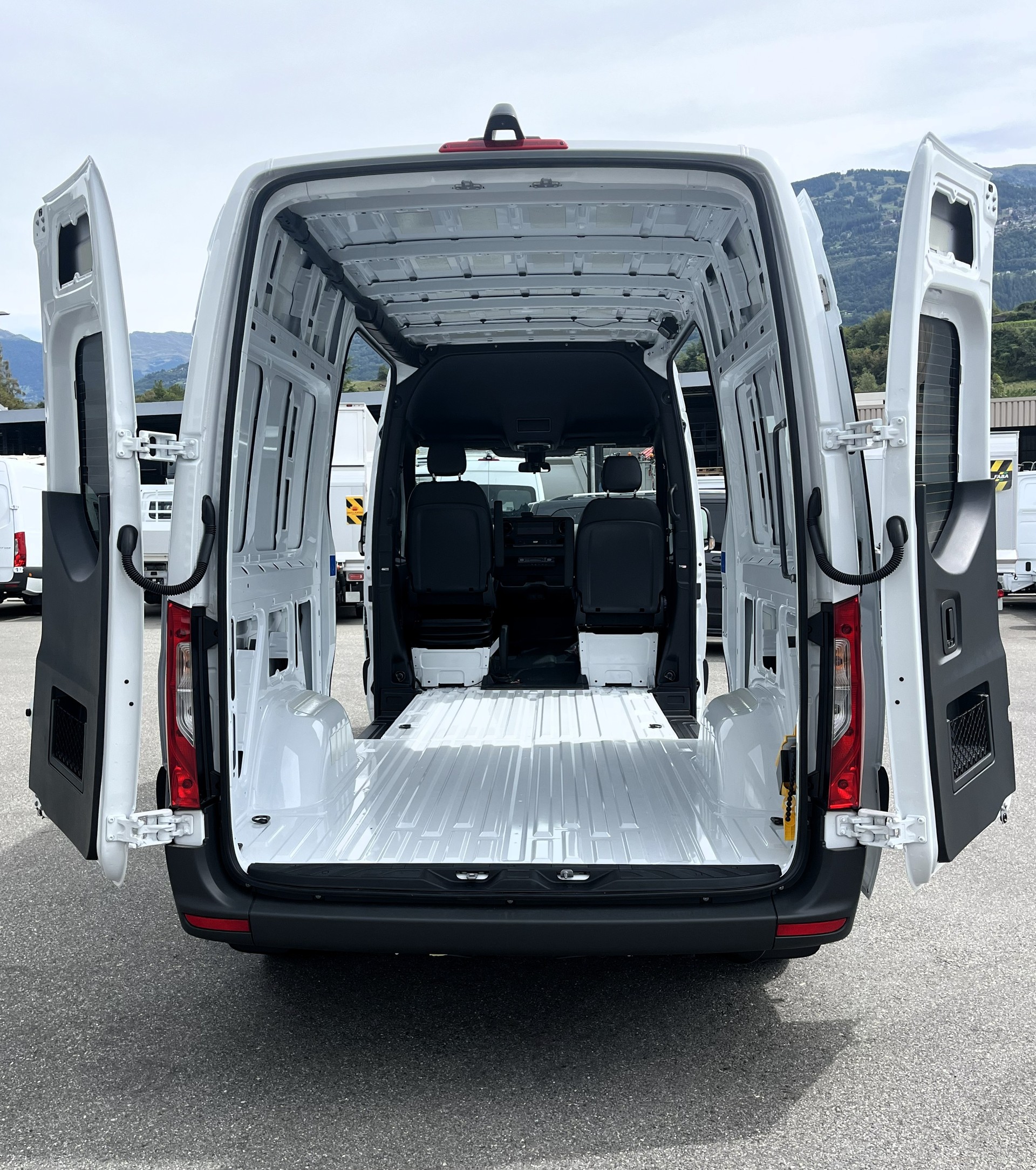 MERCEDES-BENZ Sprinter 419 CDI Standard 9G-TRONIC-image-11