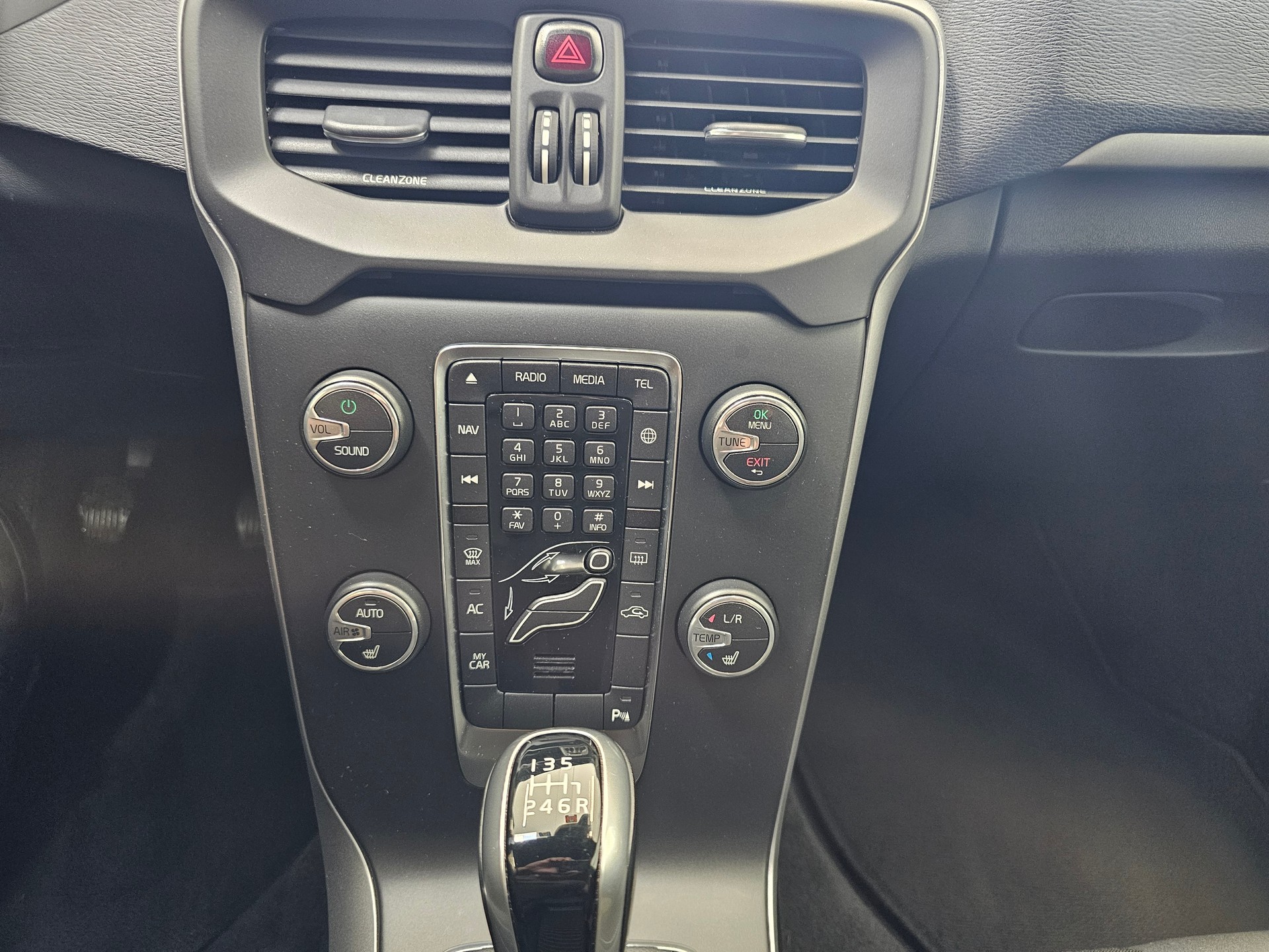VOLVO V40 D3 Momentum-image-17