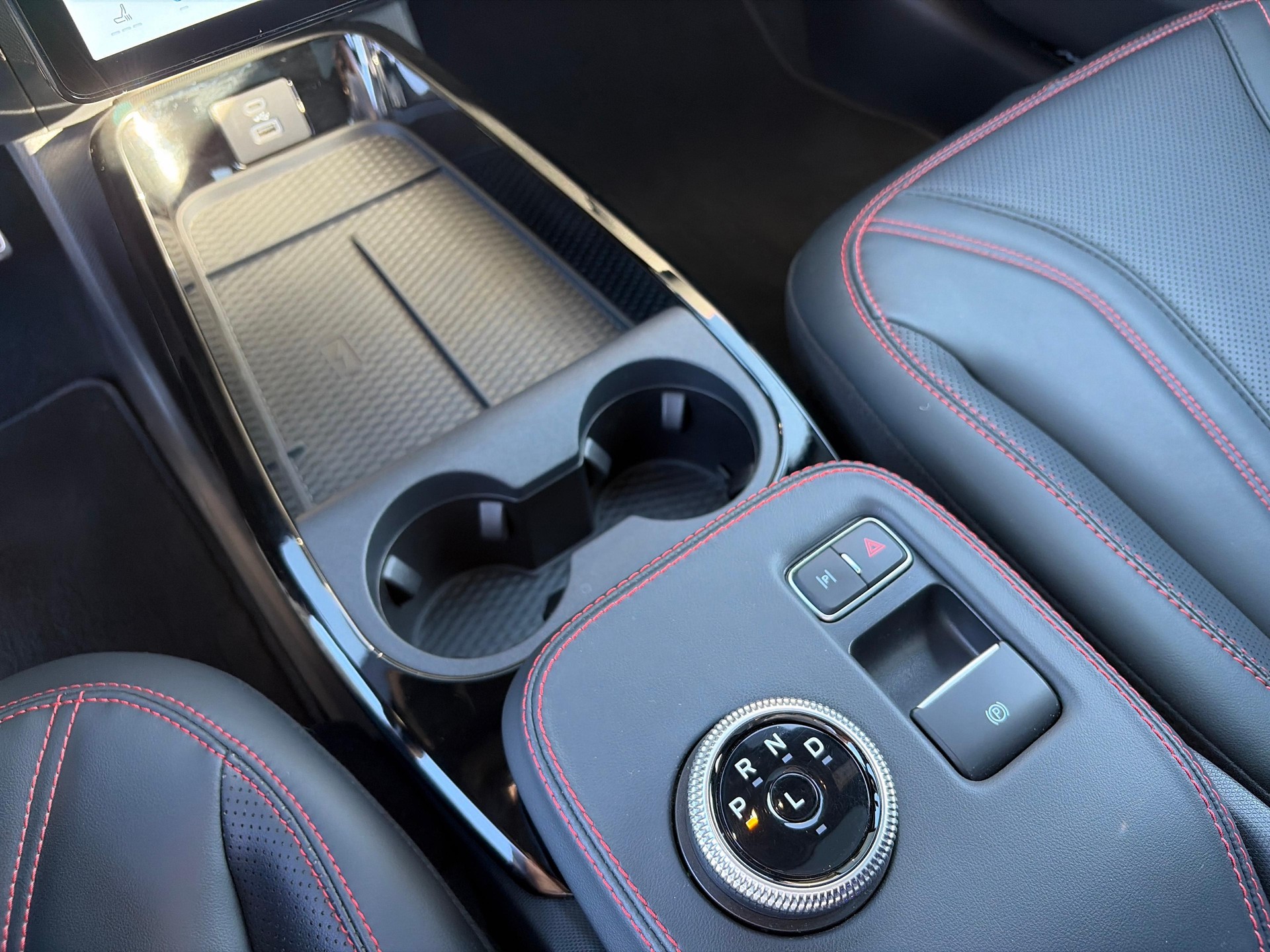 FORD Mustang Mach-E Extended First Edition AWD-image-17