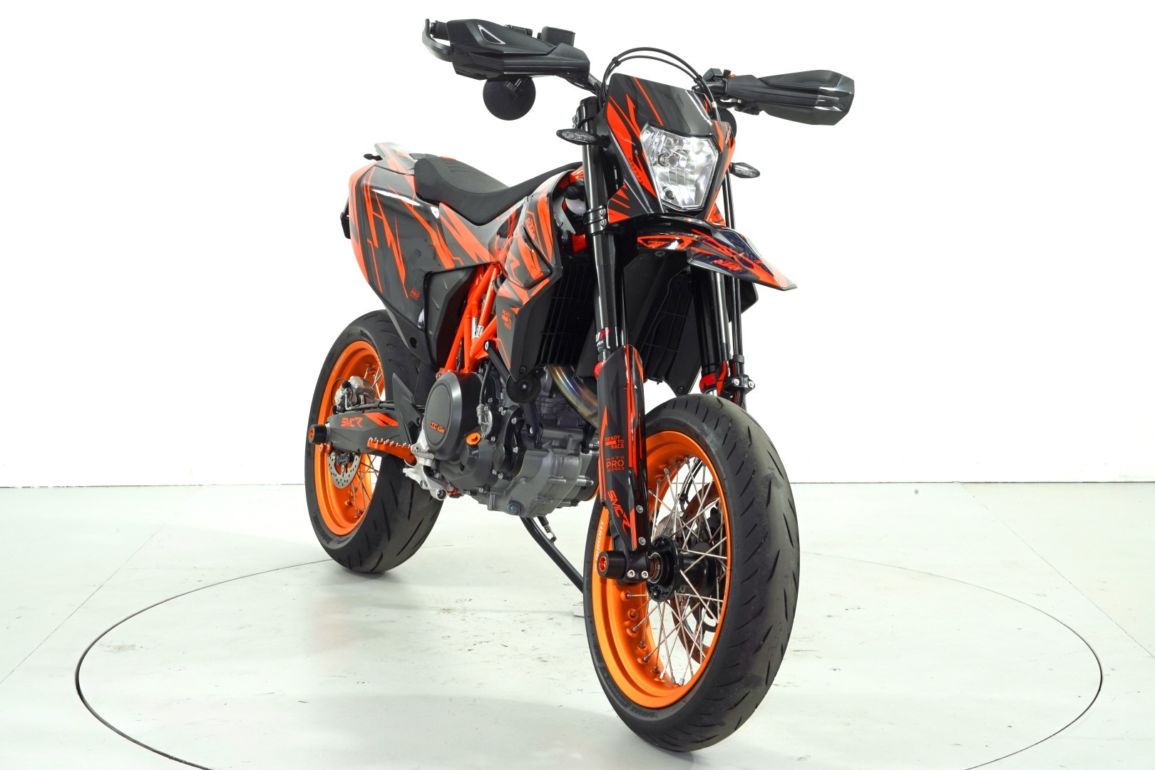 KTM 690 SMC R ABS-showroom-element-1