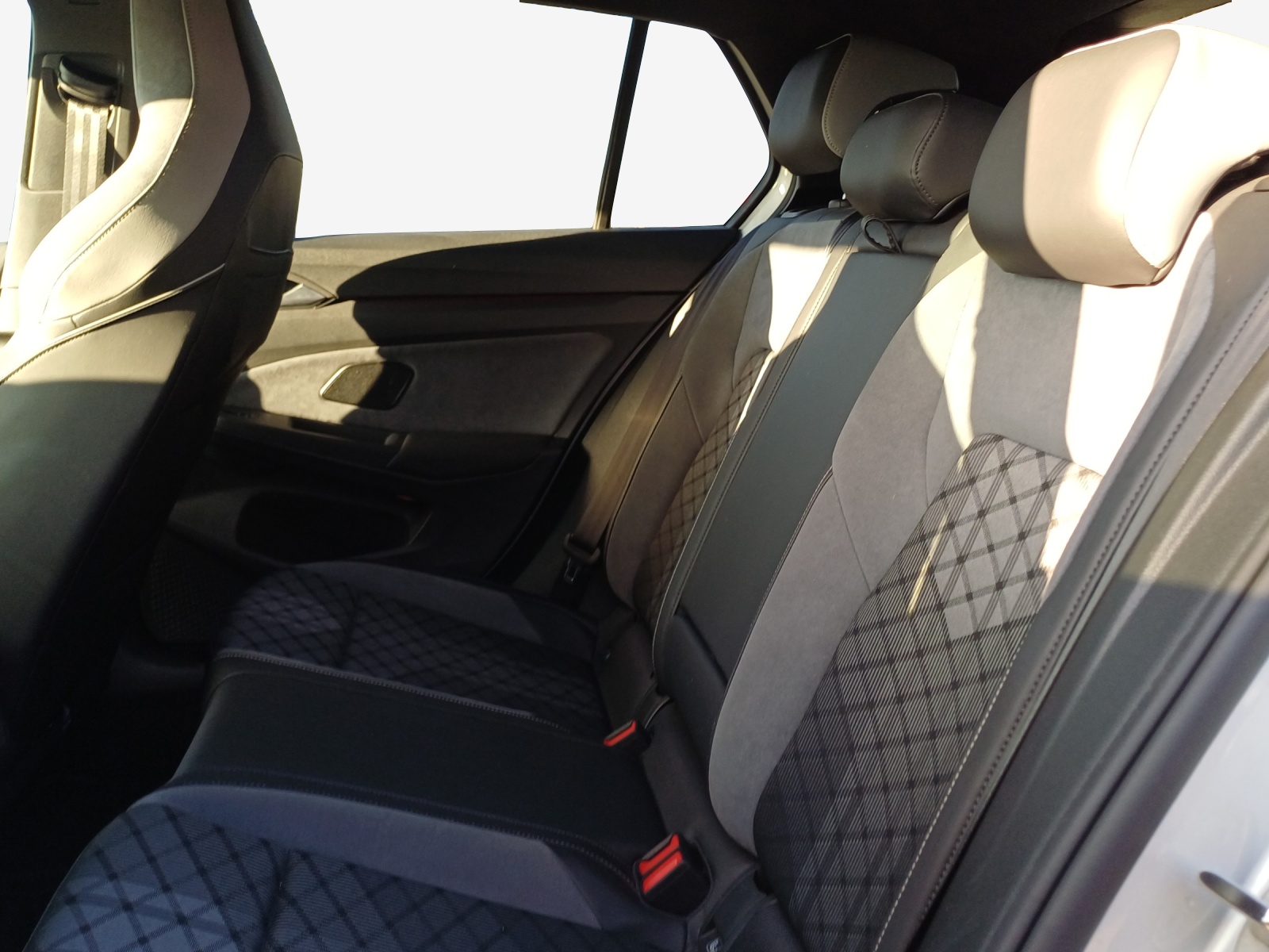 VW Golf 1.5 eTSI mHEV ACT R-Line 75 Edition DSG-image-11