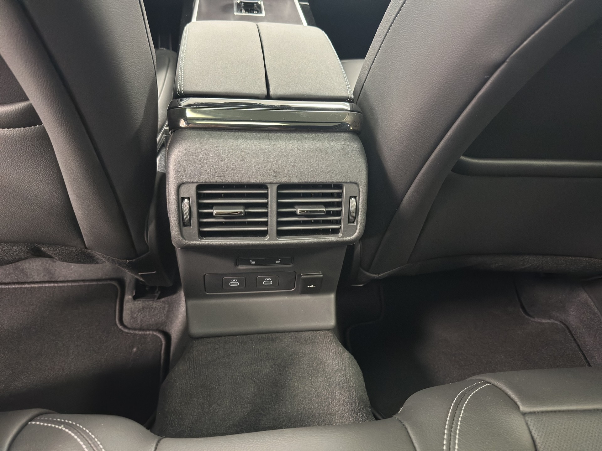 LAND ROVER Range Rover Velar 2.0 P400e Belgravia Edition Satin (Plug-in Hybrid)-image-8