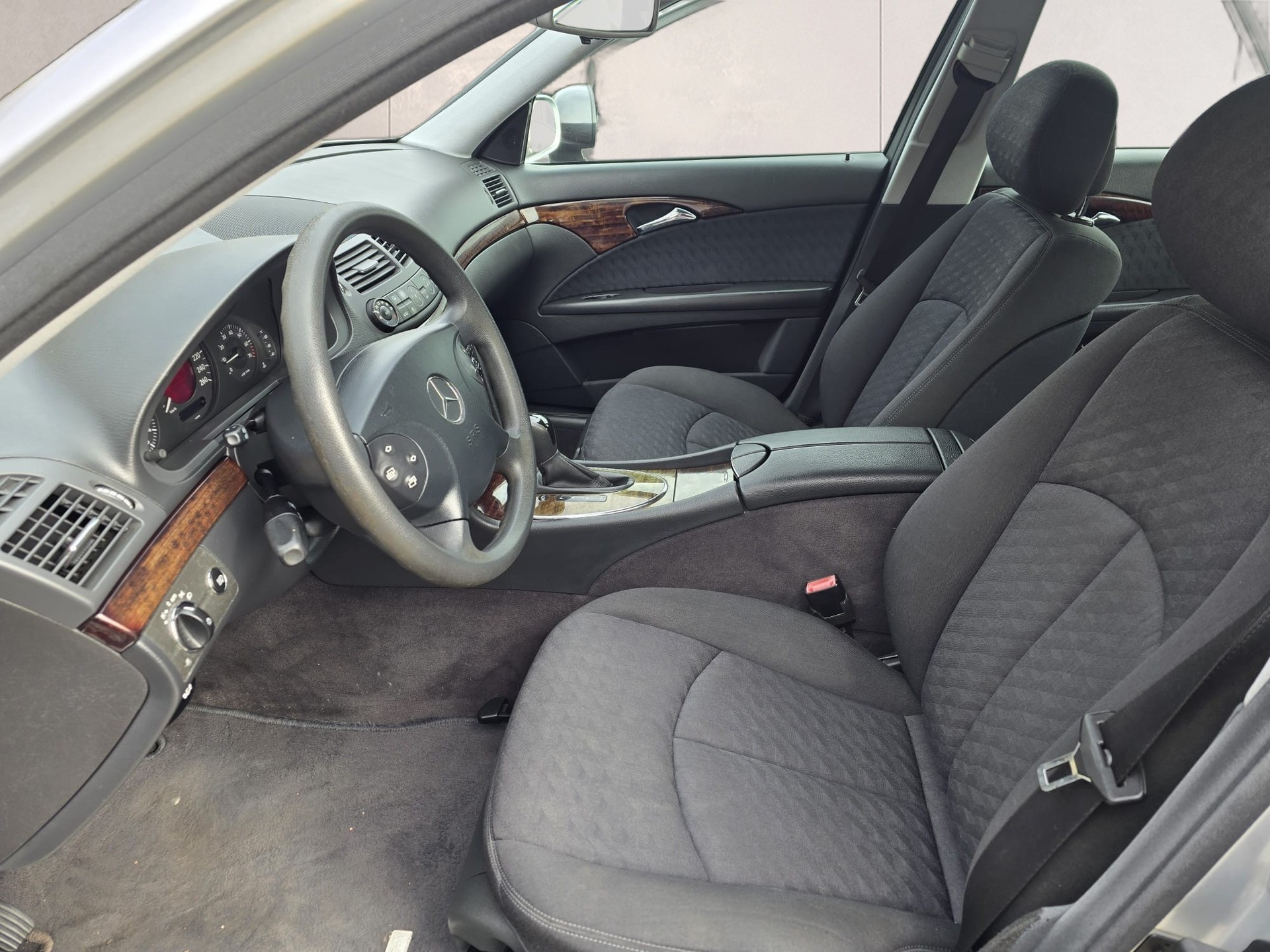 MERCEDES-BENZ E 350 Classic 4Matic Automatic-image-13