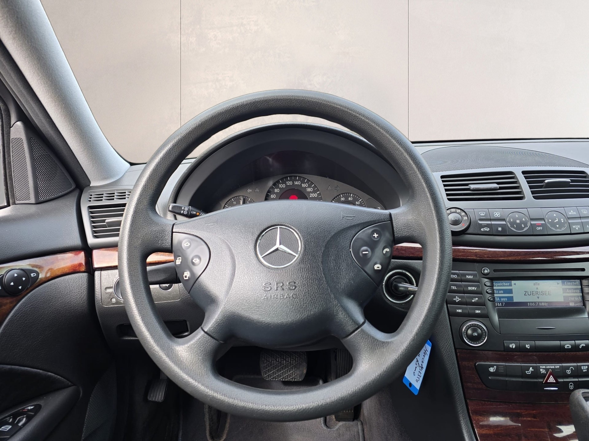MERCEDES-BENZ E 350 Classic 4Matic Automatic-image-9