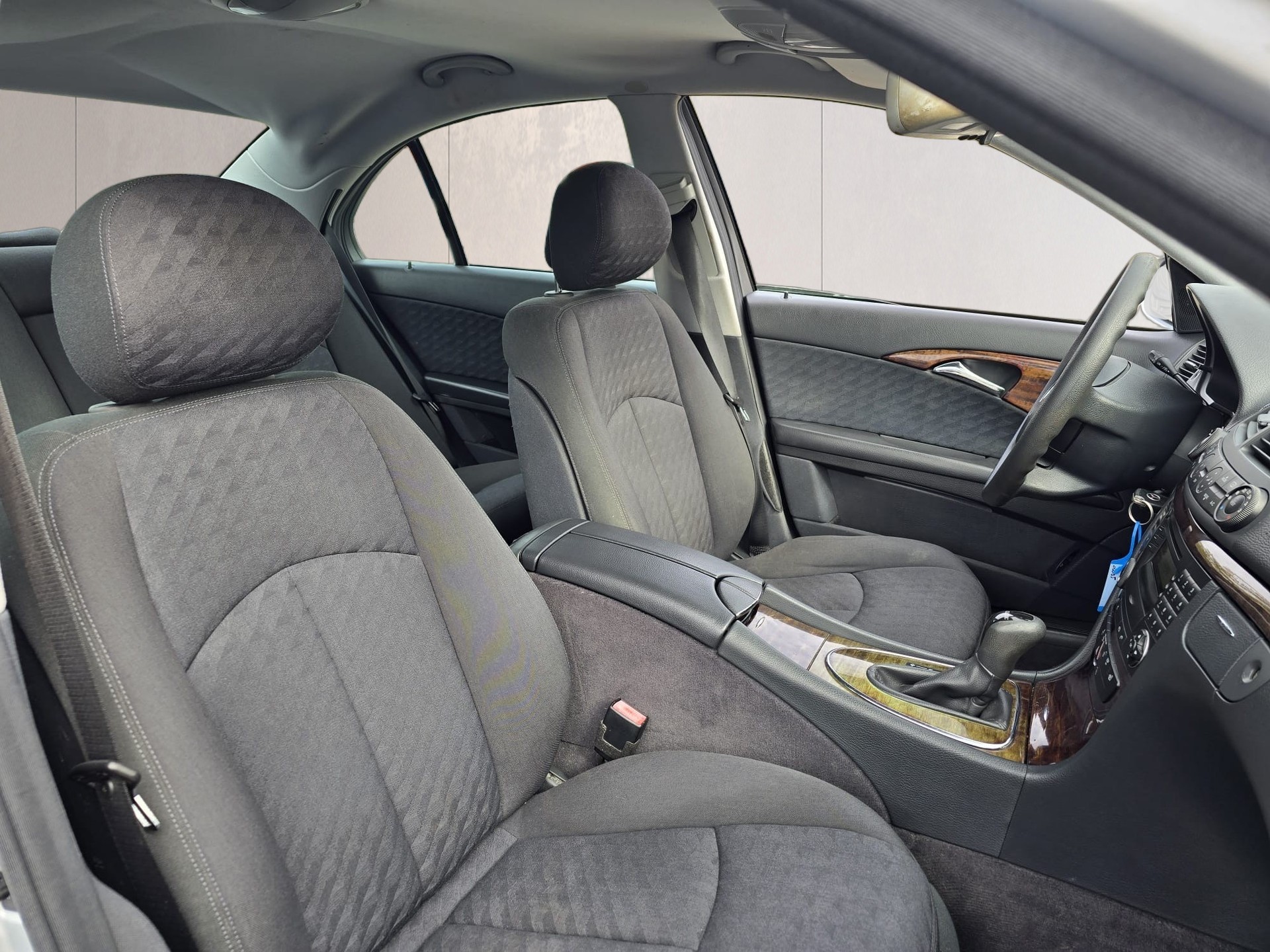 MERCEDES-BENZ E 350 Classic 4Matic Automatic-image-16
