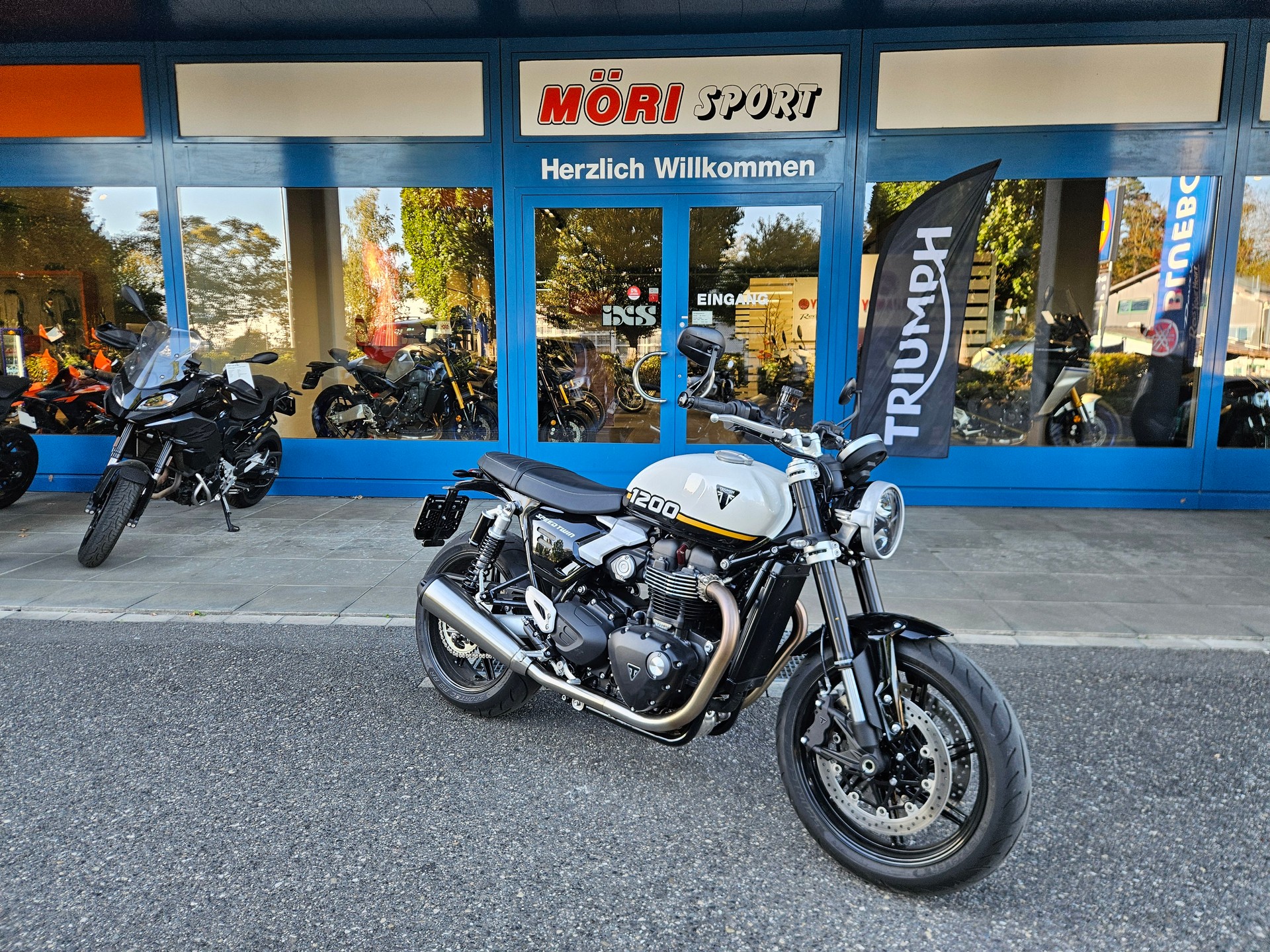 TRIUMPH Speed Twin 1200-showroom-element-1