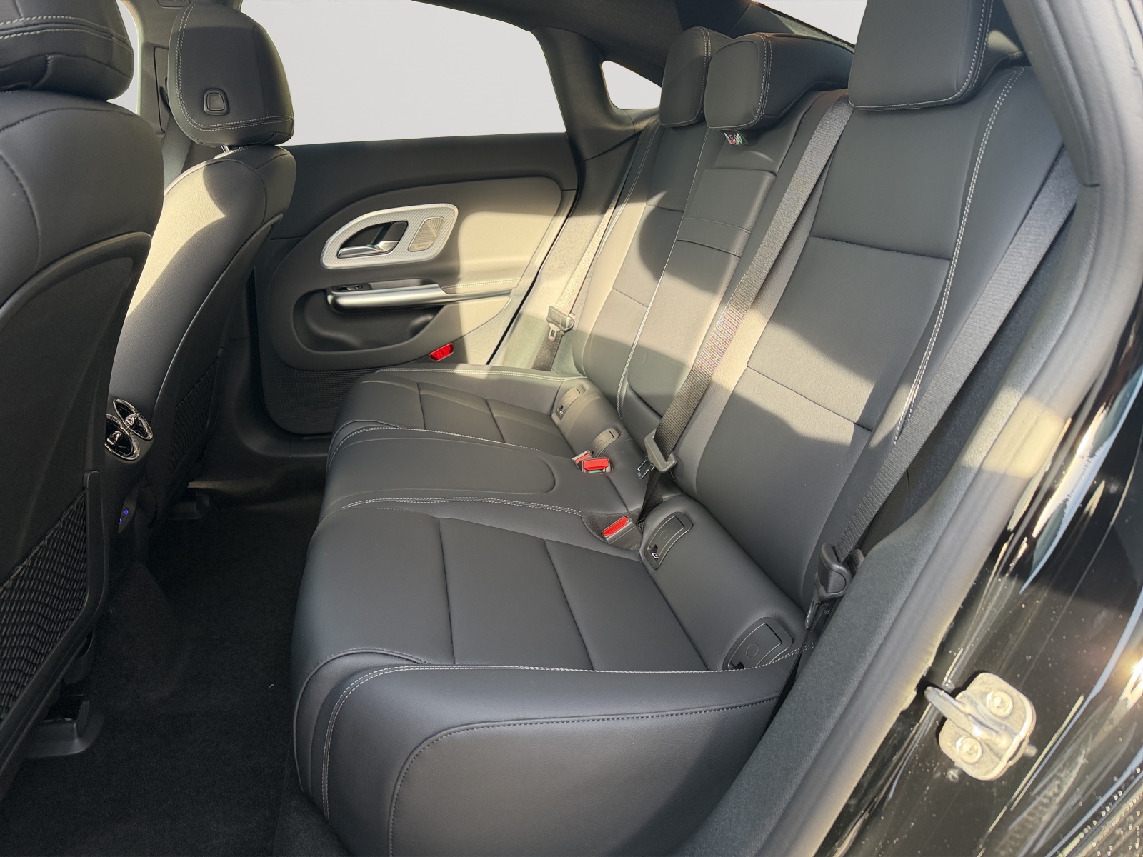 MERCEDES-BENZ CLA 350 4 Matic 85 kWh EQ-image-12