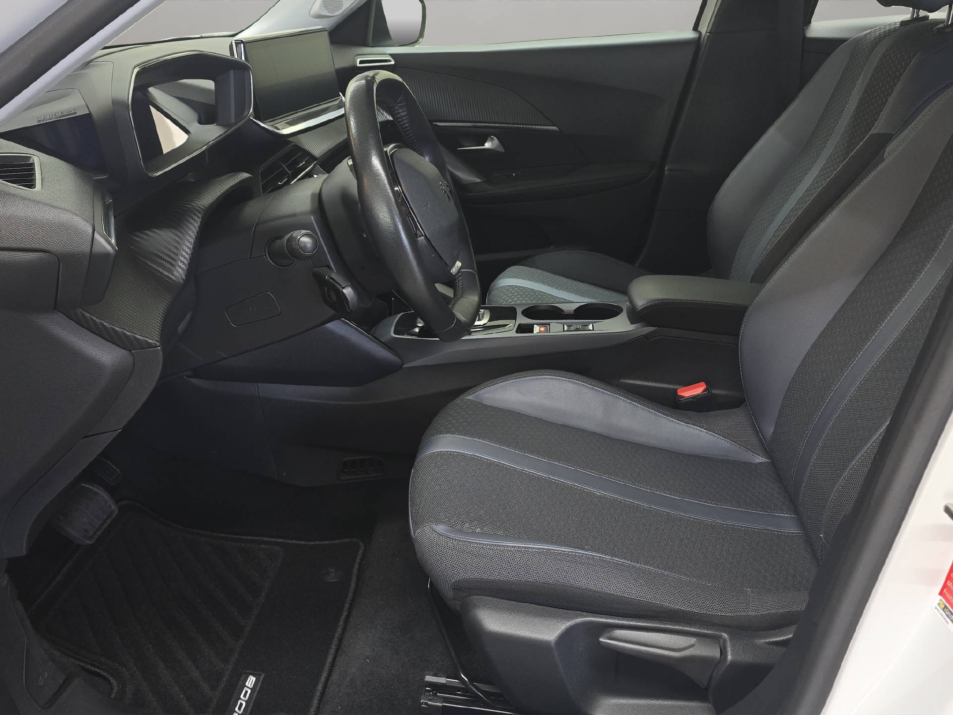 PEUGEOT e-2008 Allure-image-5