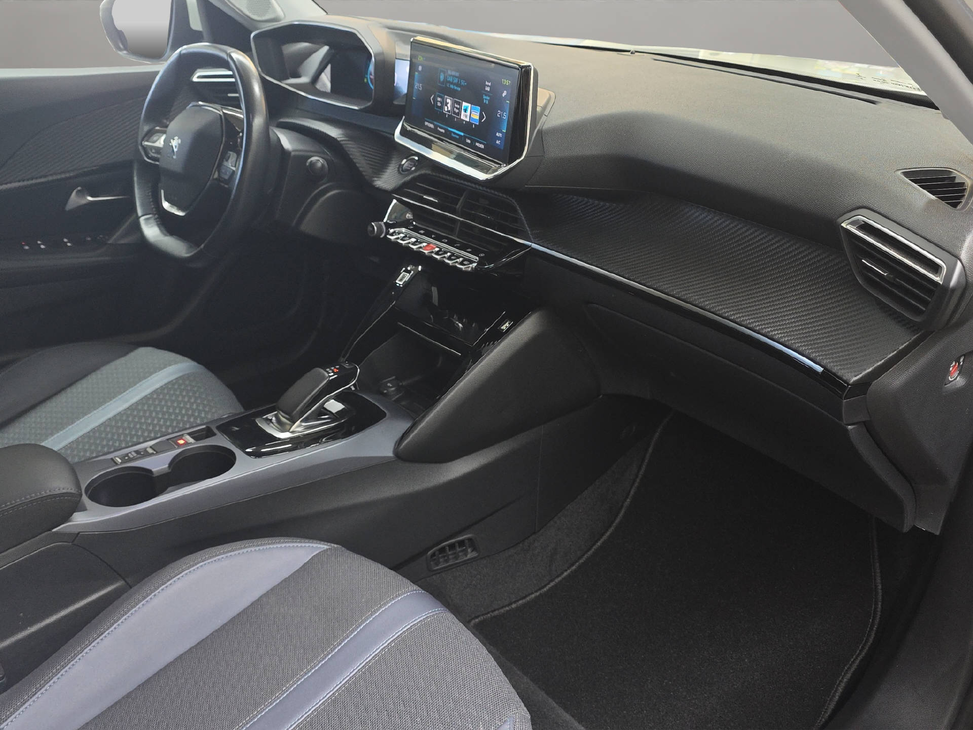 PEUGEOT e-2008 Allure-image-10