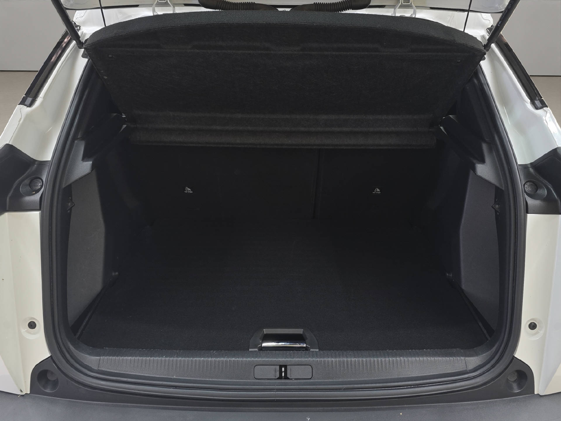 PEUGEOT e-2008 Allure-image-11