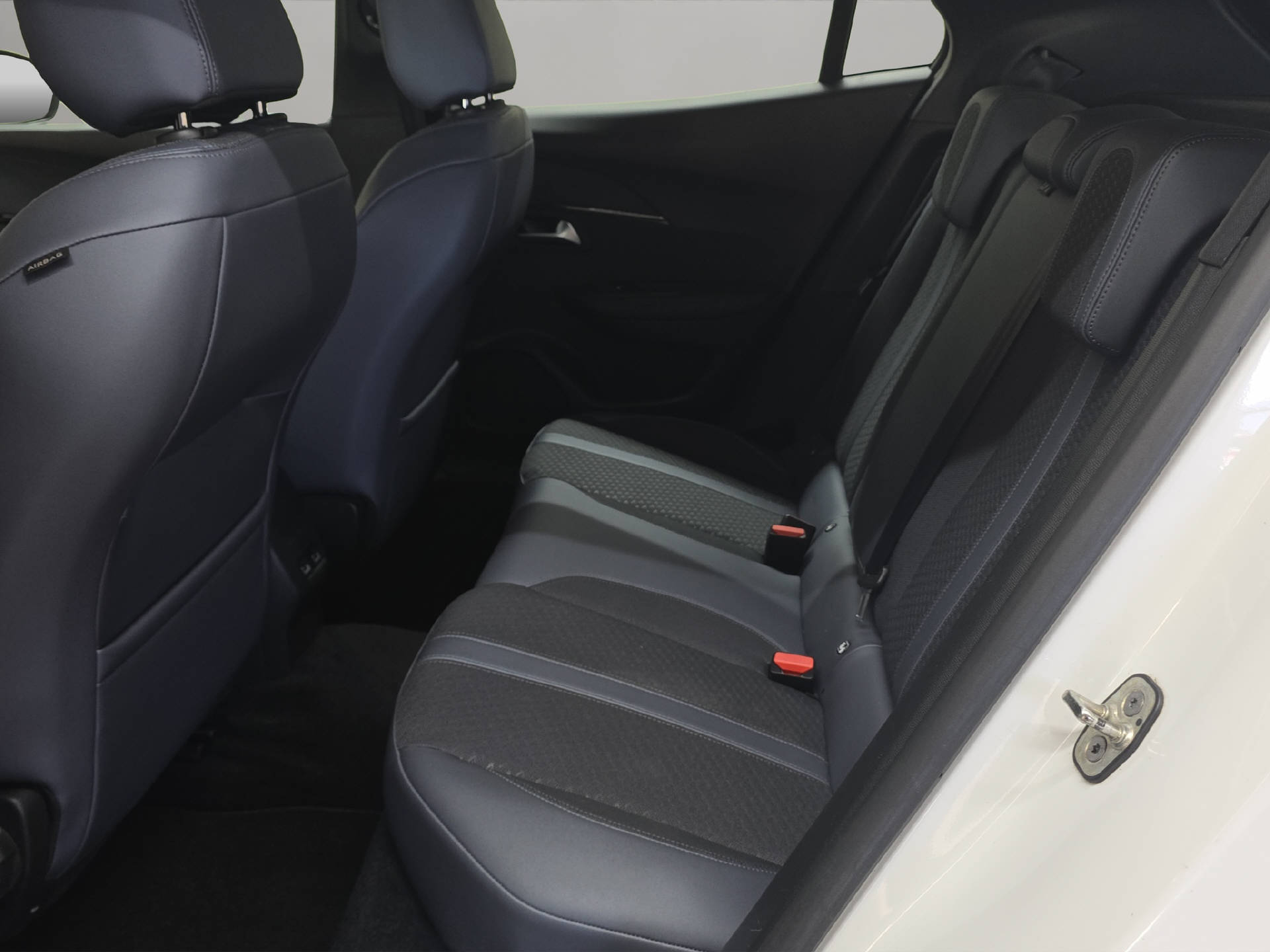 PEUGEOT e-2008 Allure-image-9