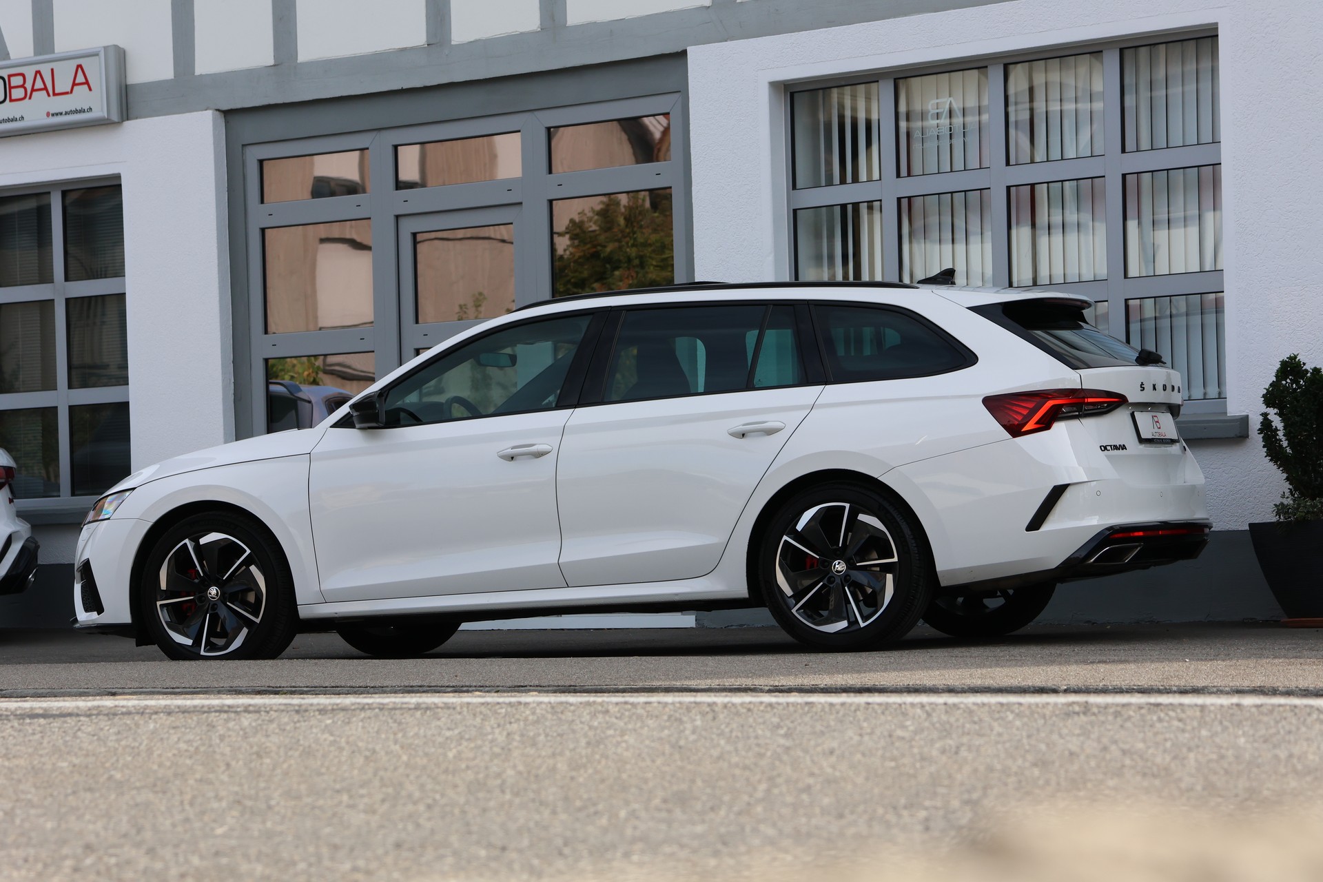 SKODA Octavia Combi 2.0 TDI DSG RS 4x4 (CH) + 2.0T AHK-image-3