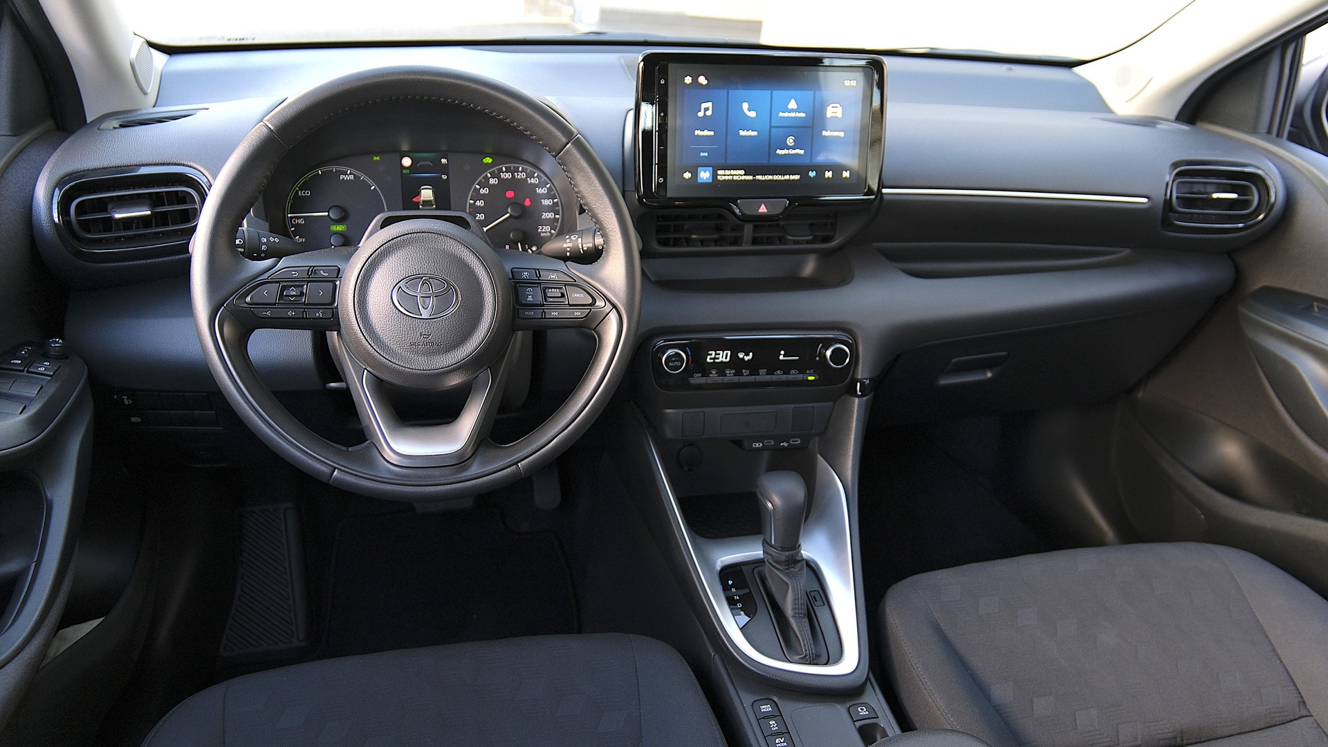TOYOTA Yaris 1.5 Comfort e-CVT-image-16