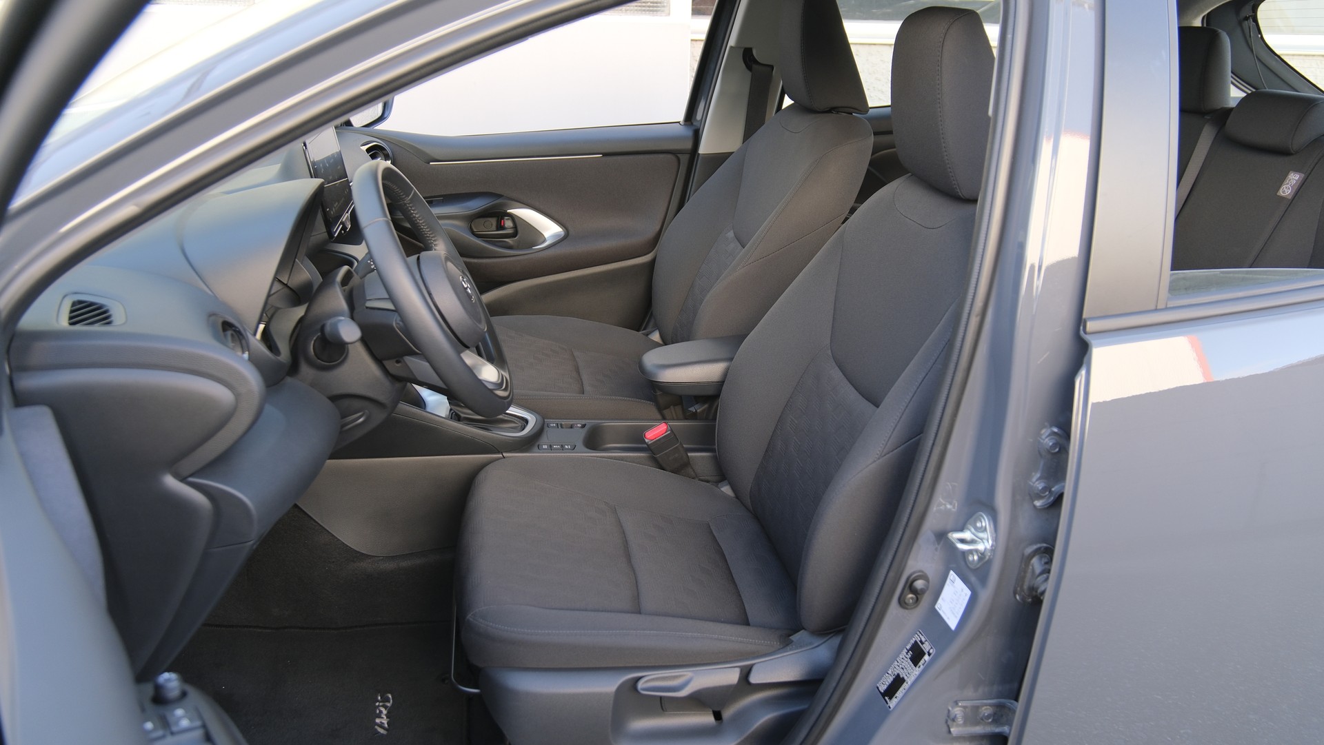 TOYOTA Yaris 1.5 Comfort e-CVT-image-3