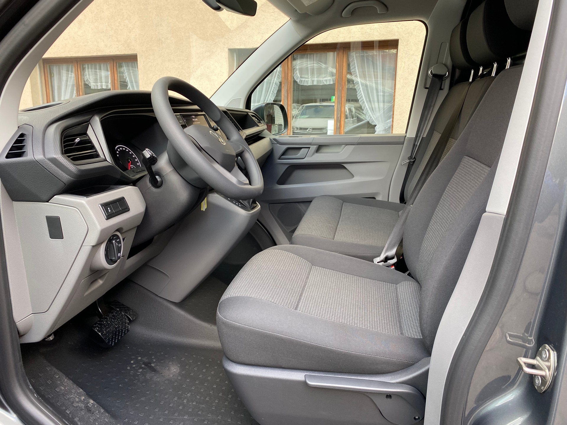 VW T6.1 2.0 TDI 4Motion DSG-image-2