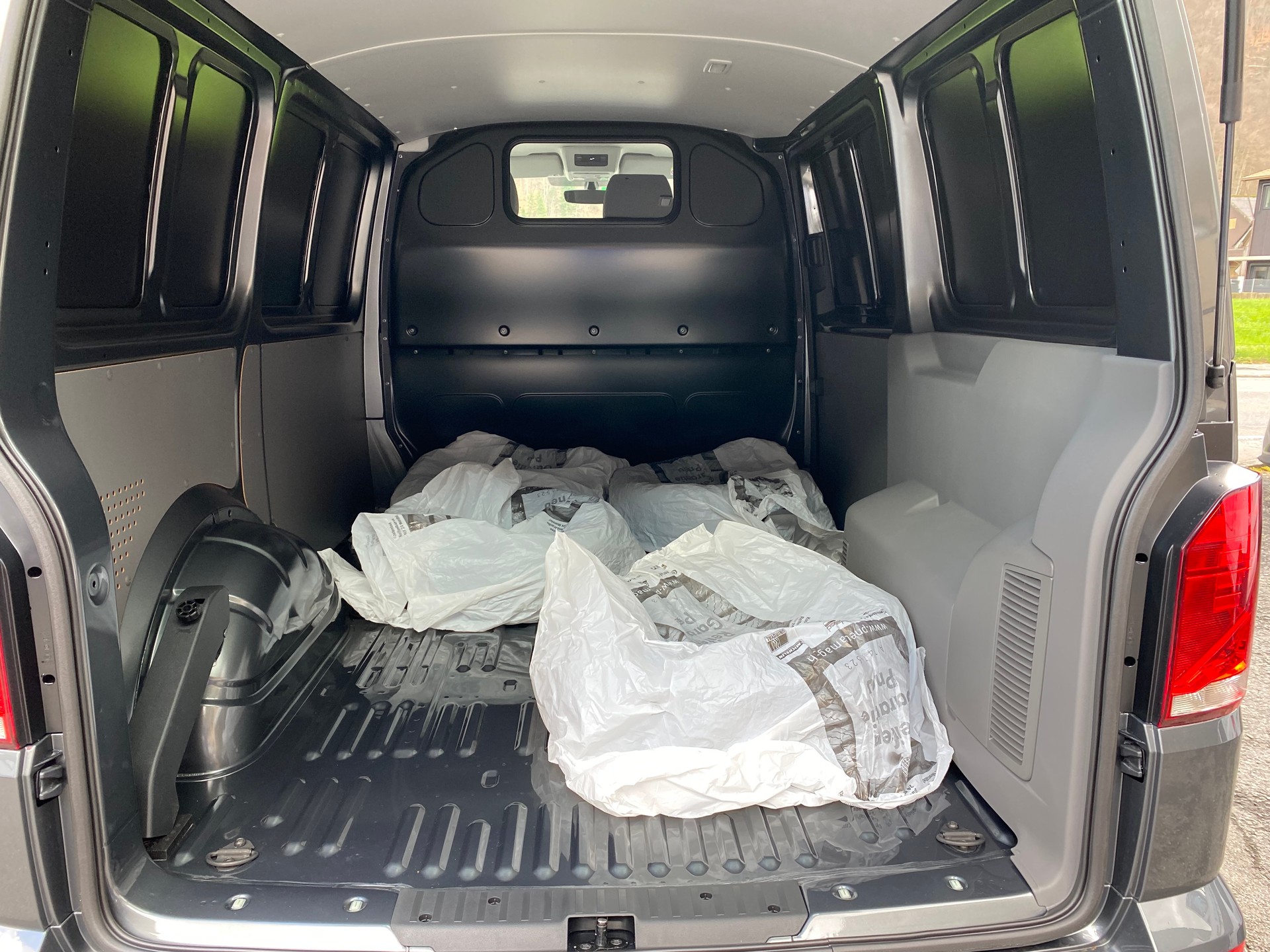 VW T6.1 2.0 TDI 4Motion DSG-image-6
