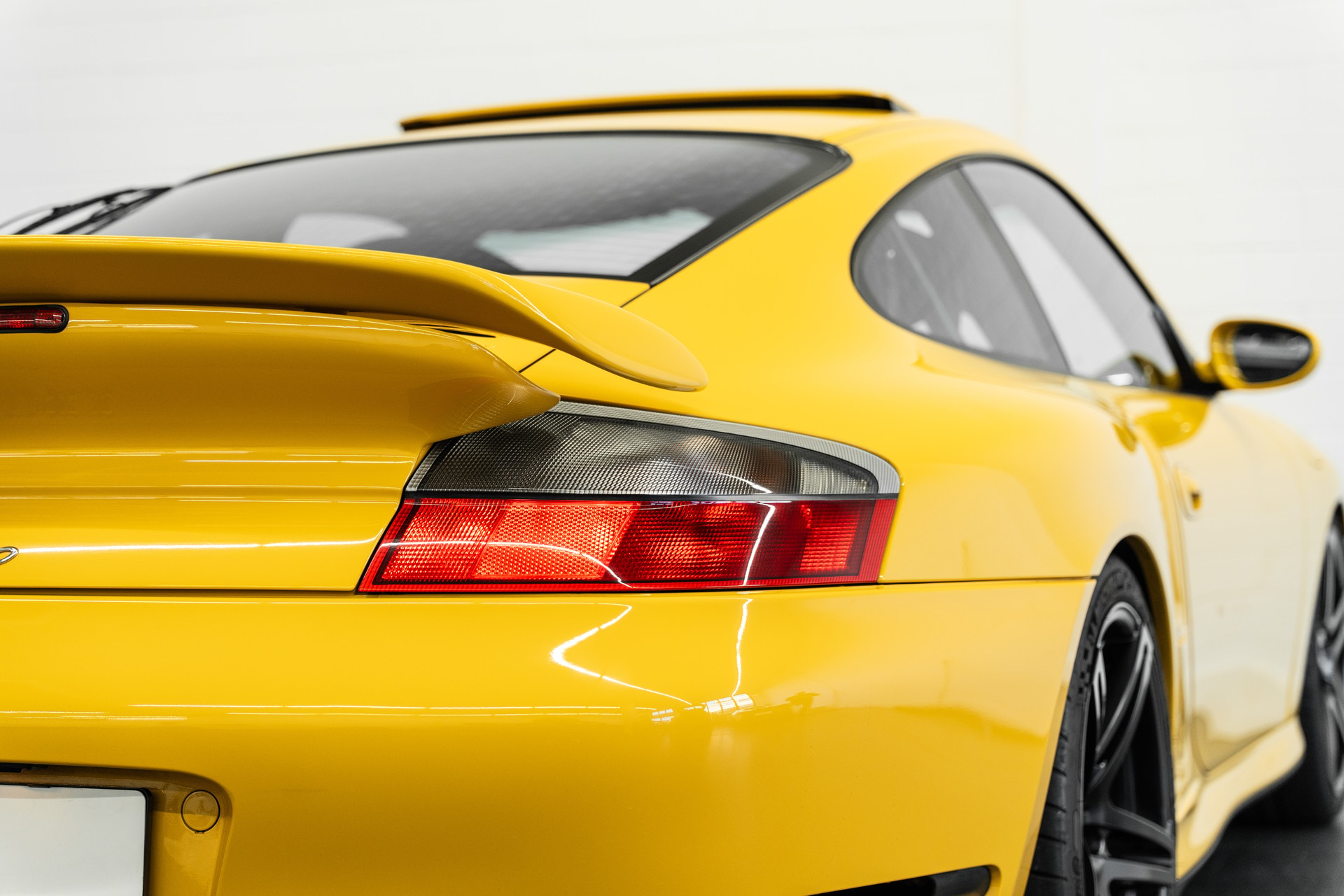 PORSCHE 911 Turbo-image-8