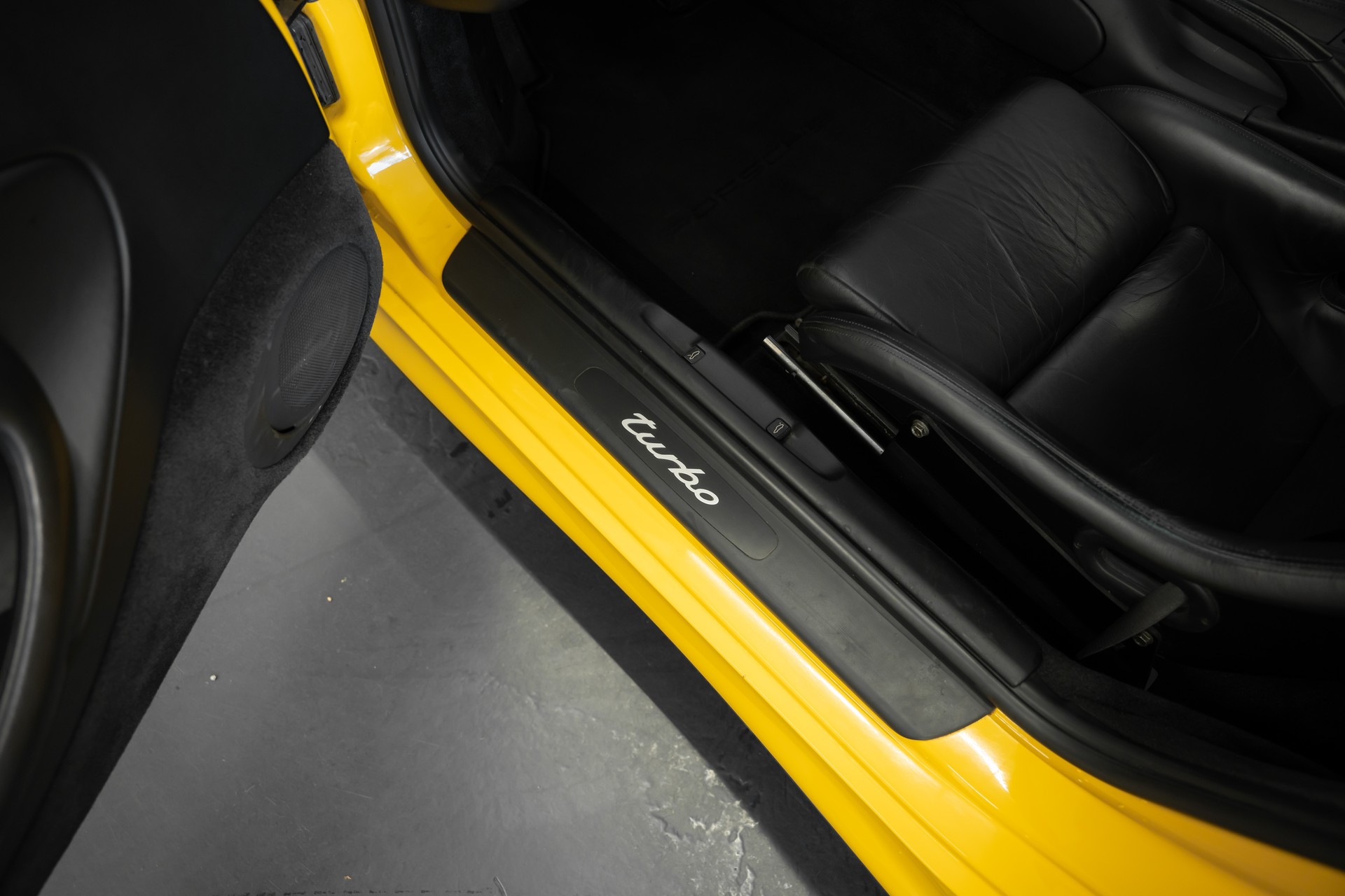 PORSCHE 911 Turbo-image-16