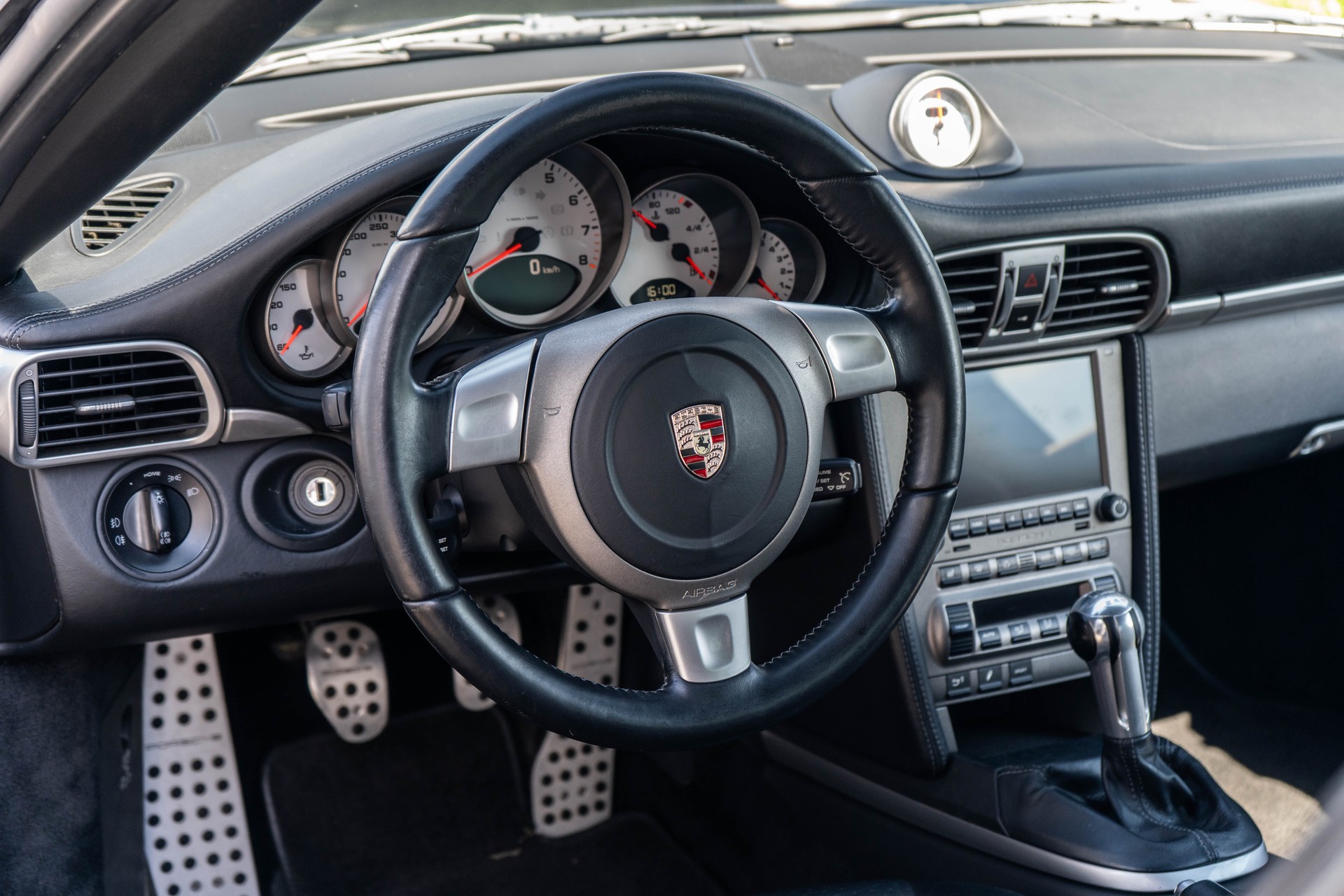 PORSCHE 911 Carrera 4S-image-9