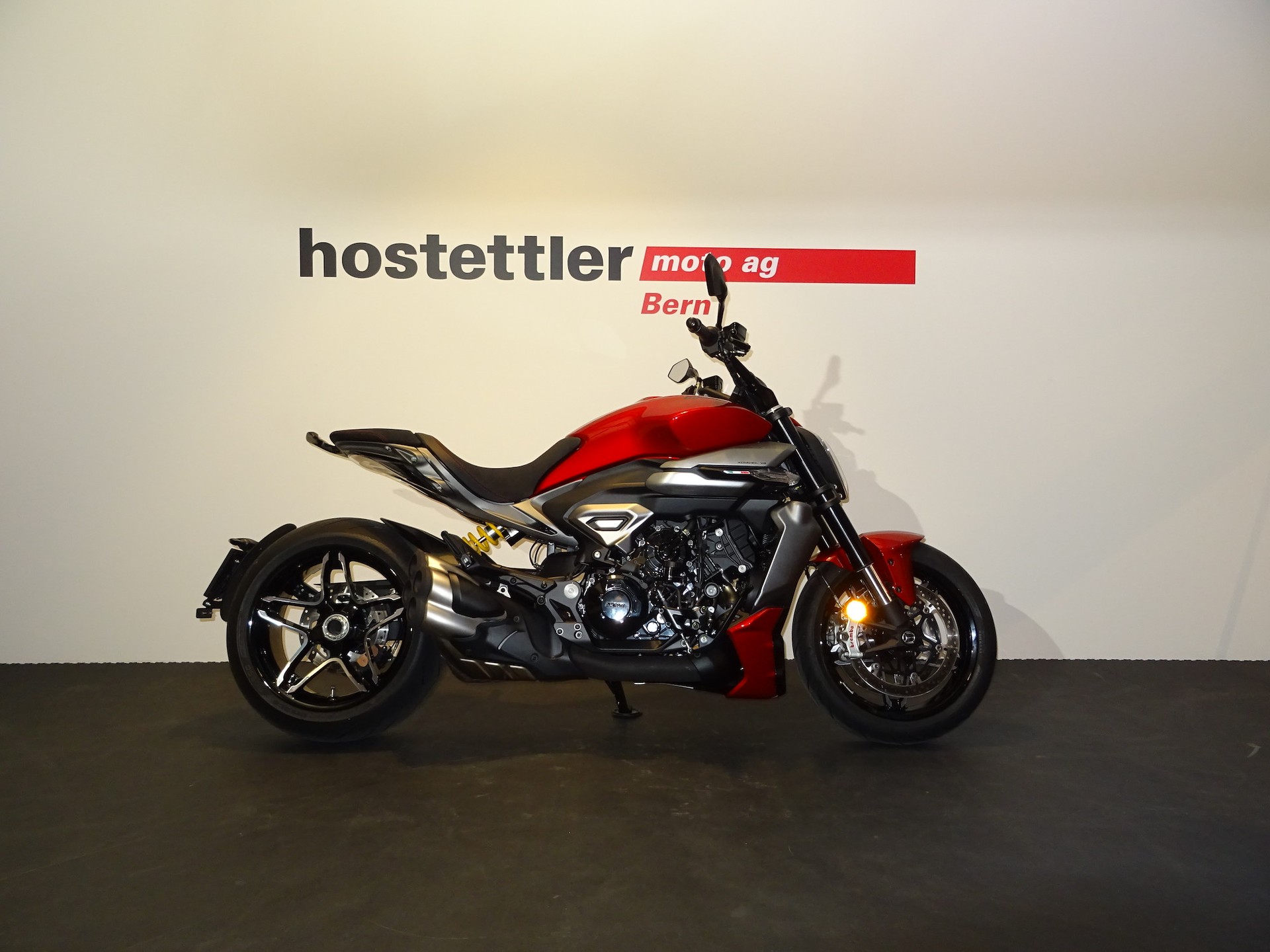 DUCATI X Diavel V4-showroom-element-1