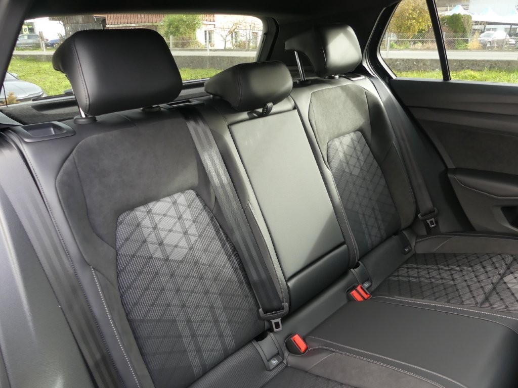VW Golf 1.5 e TSI mHEV R-Line DSG-image-12
