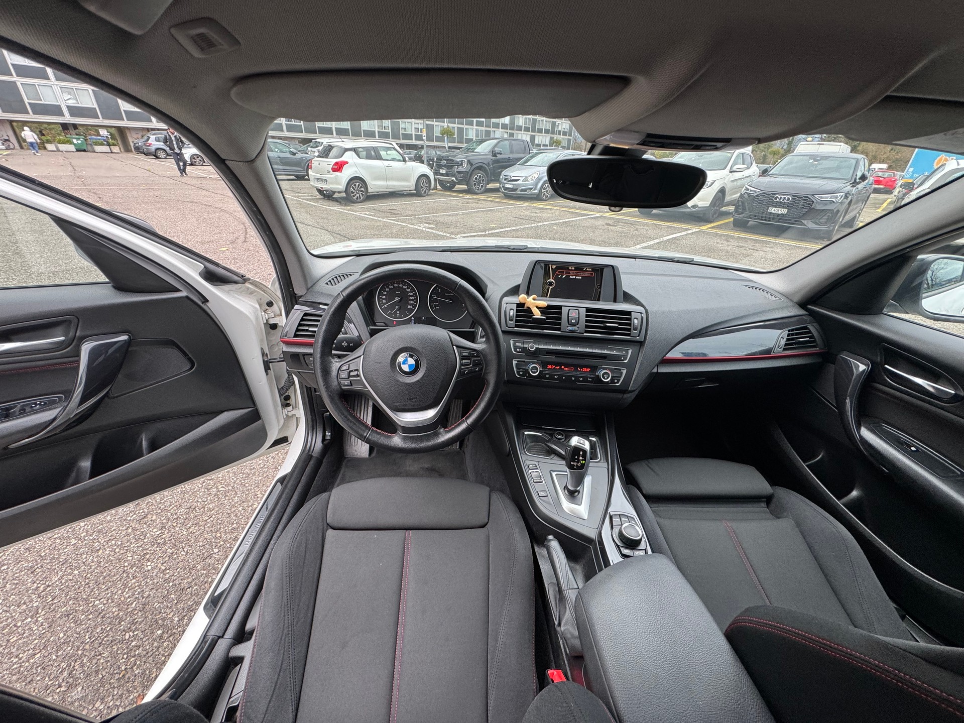 BMW 118i Sport Line Steptronic-image-13
