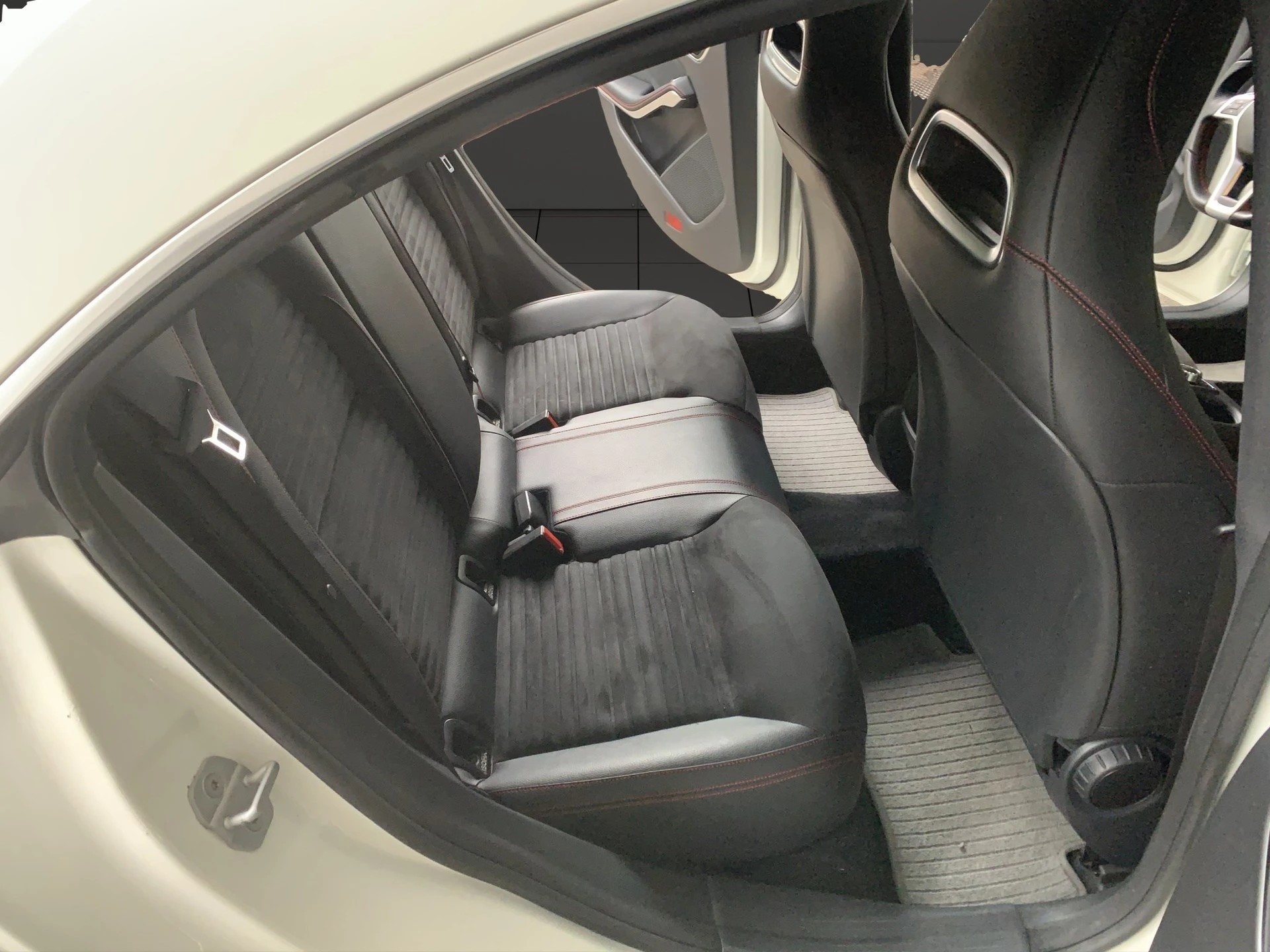 MERCEDES-BENZ CLA 220 CDI AMG Line 7G-DCT-image-6