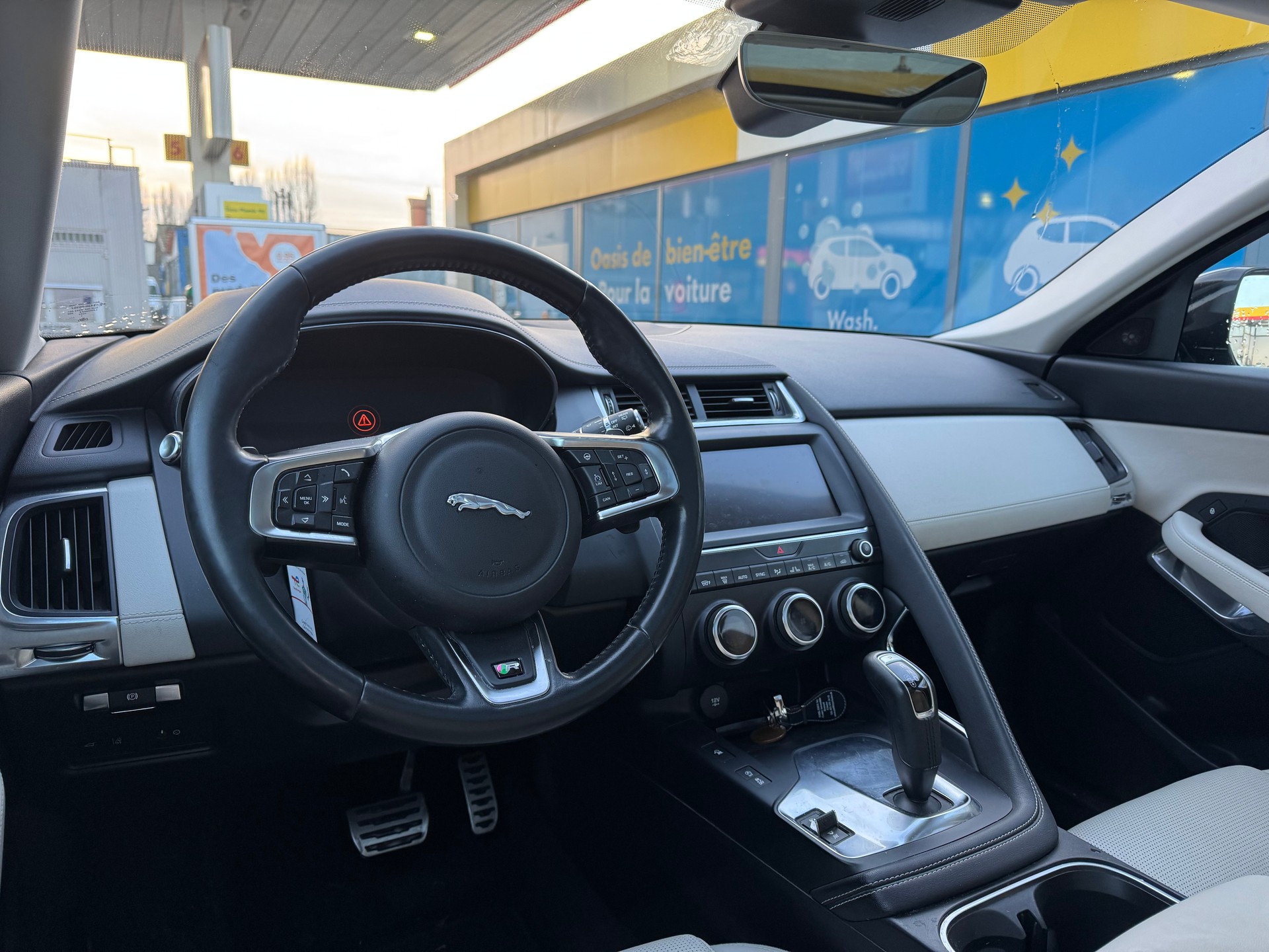 JAGUAR E-Pace 2.0 P250 R-Dynamic HSE AWD-image-9