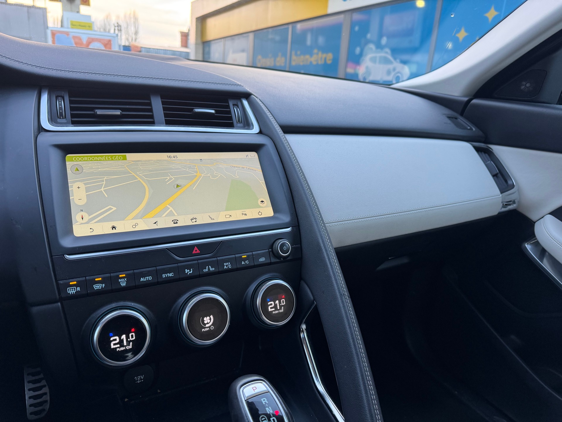 JAGUAR E-Pace 2.0 P250 R-Dynamic HSE AWD-image-10