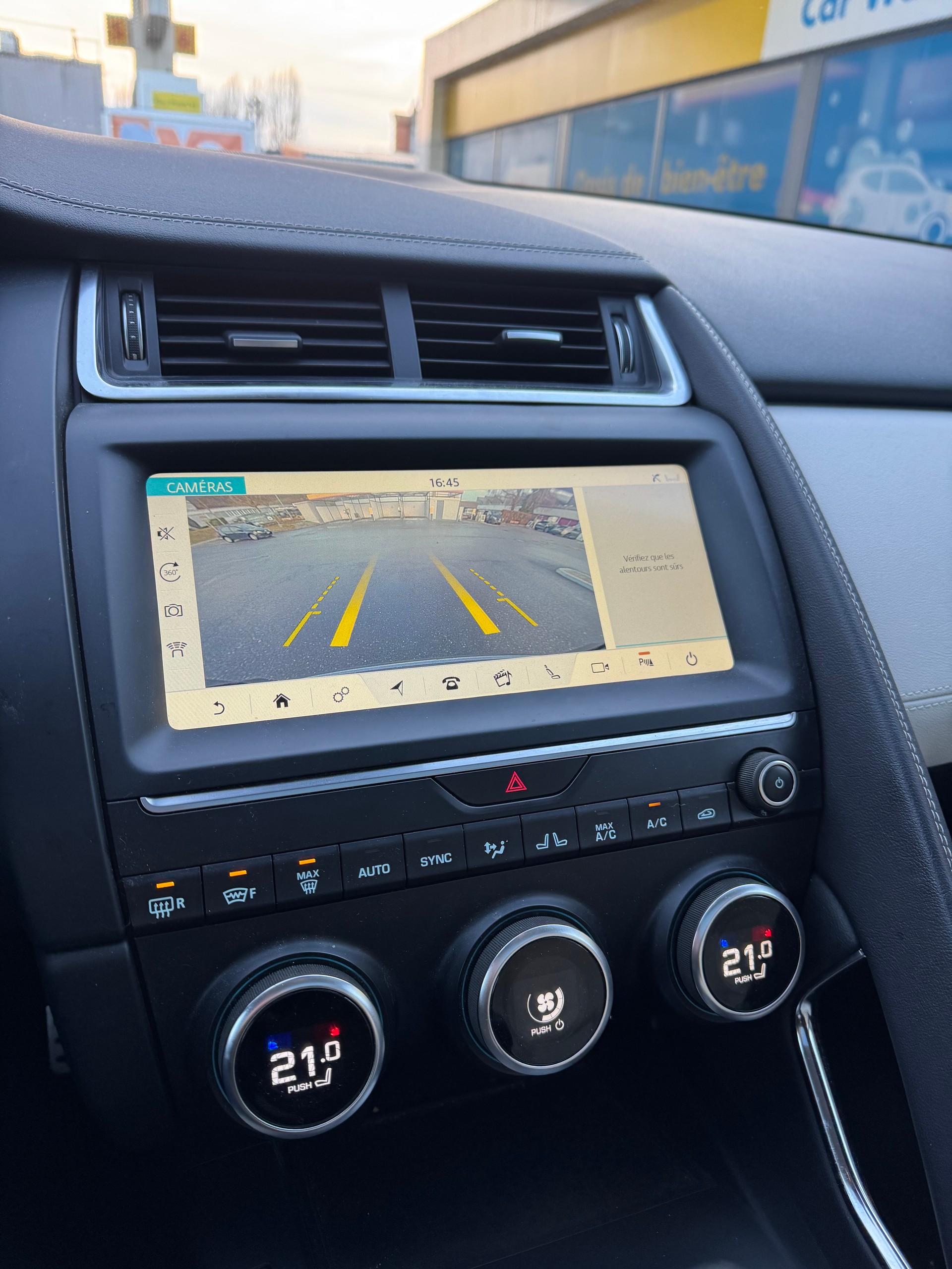 JAGUAR E-Pace 2.0 P250 R-Dynamic HSE AWD-image-11