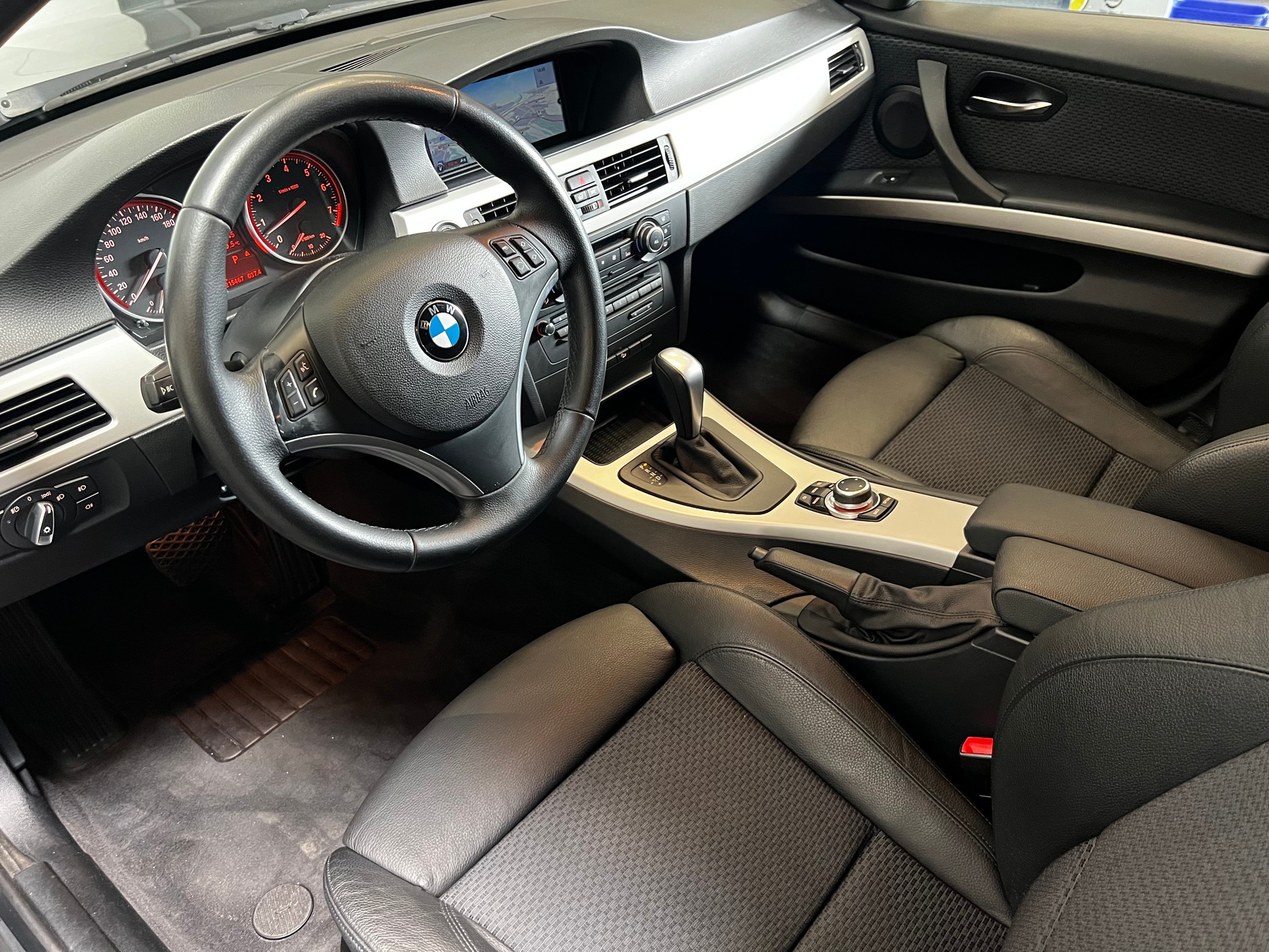 BMW 325i xDrive-image-8