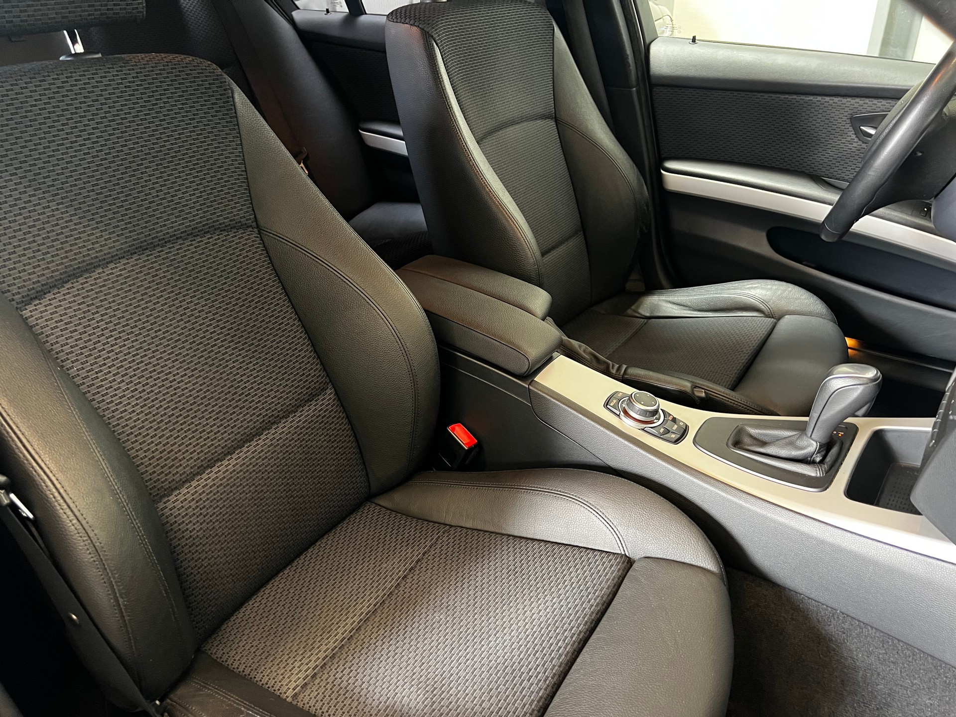 BMW 325i xDrive-image-11