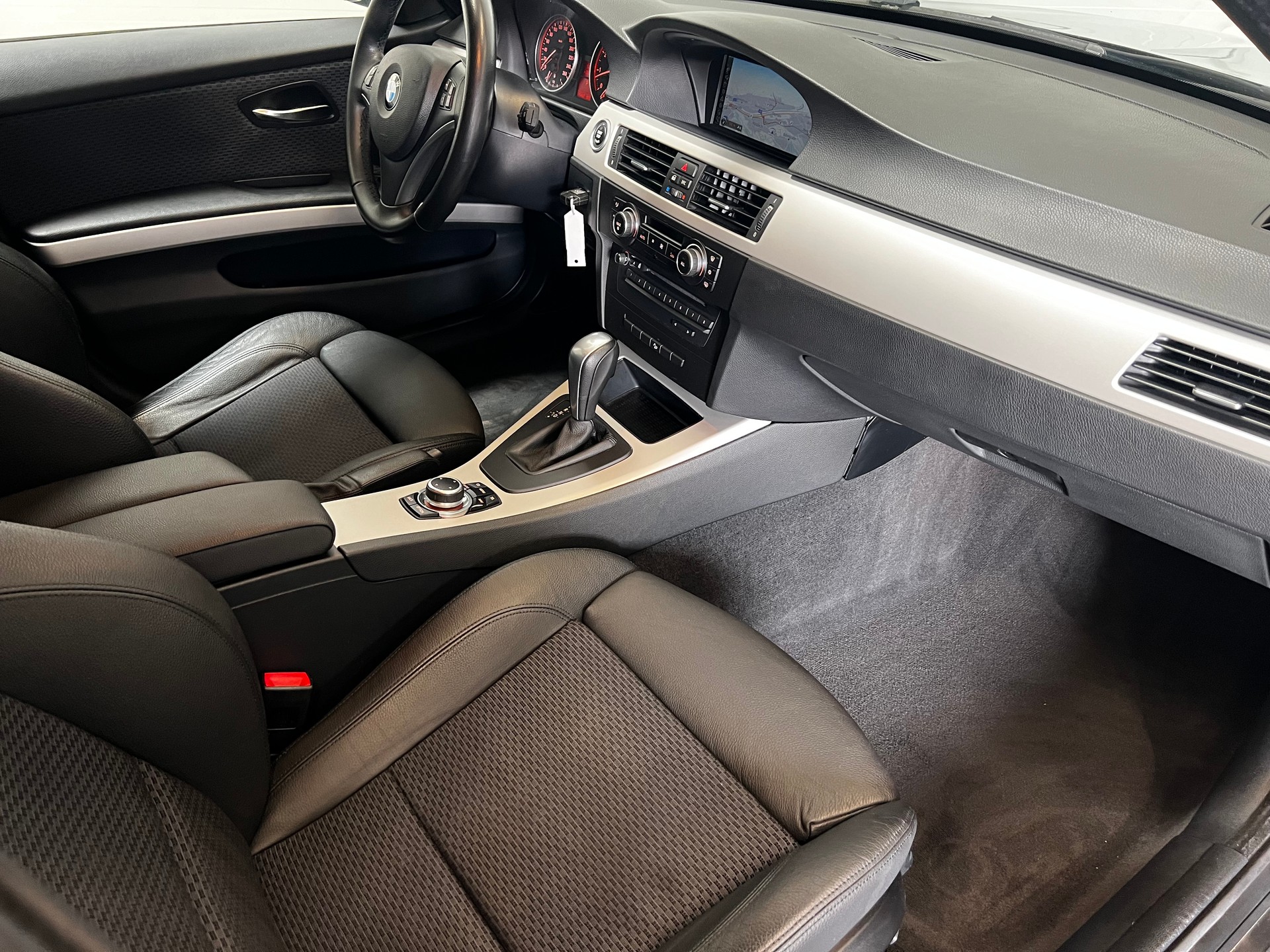 BMW 325i xDrive-image-12