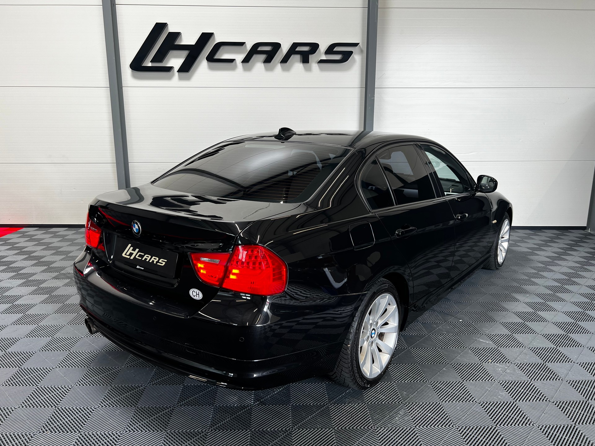 BMW 325i xDrive-image-3
