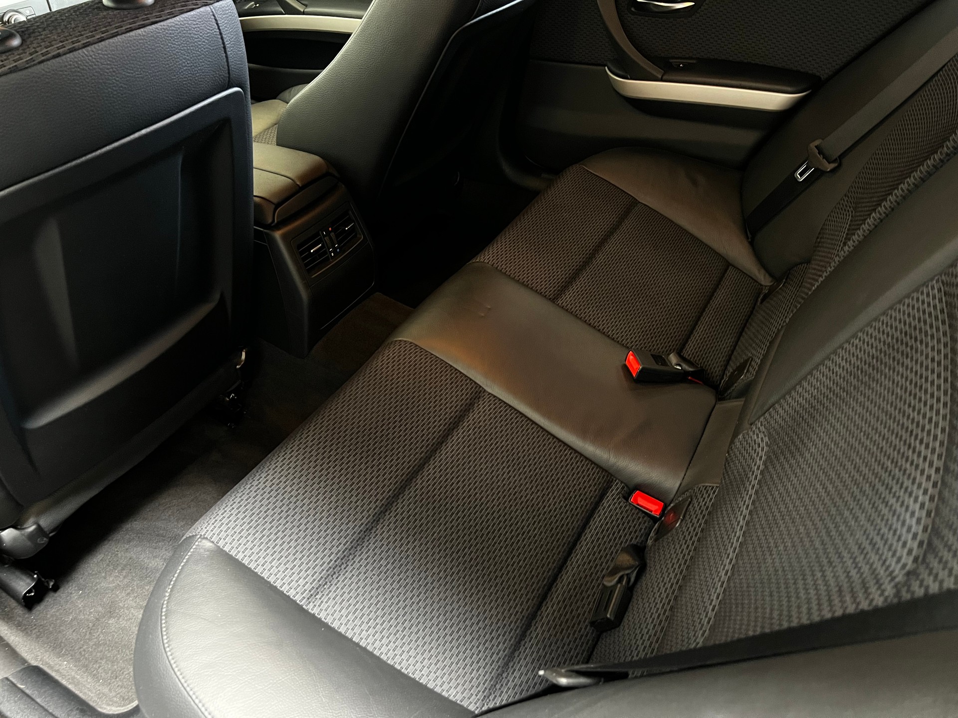 BMW 325i xDrive-image-10