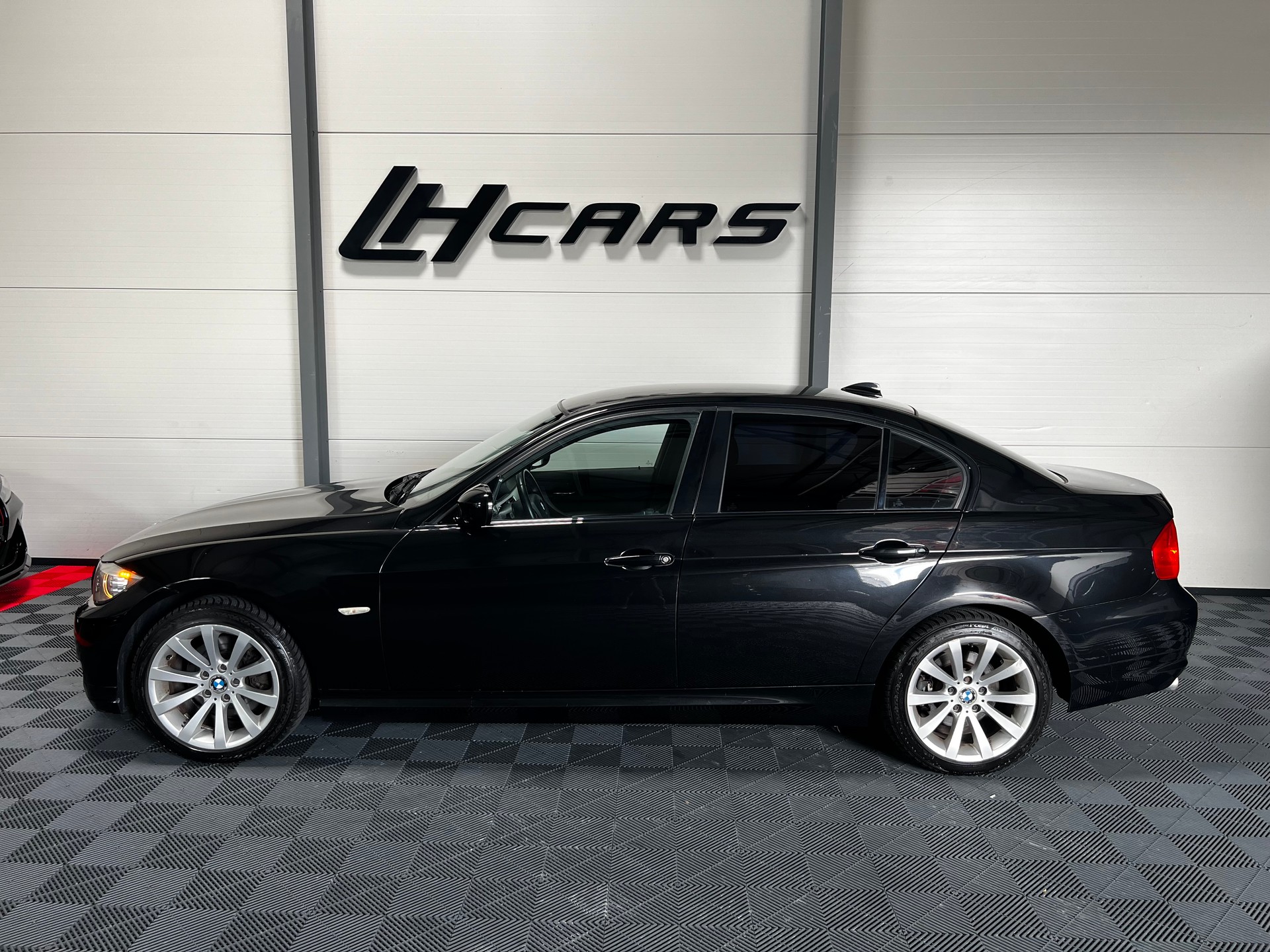 BMW 325i xDrive-image-1