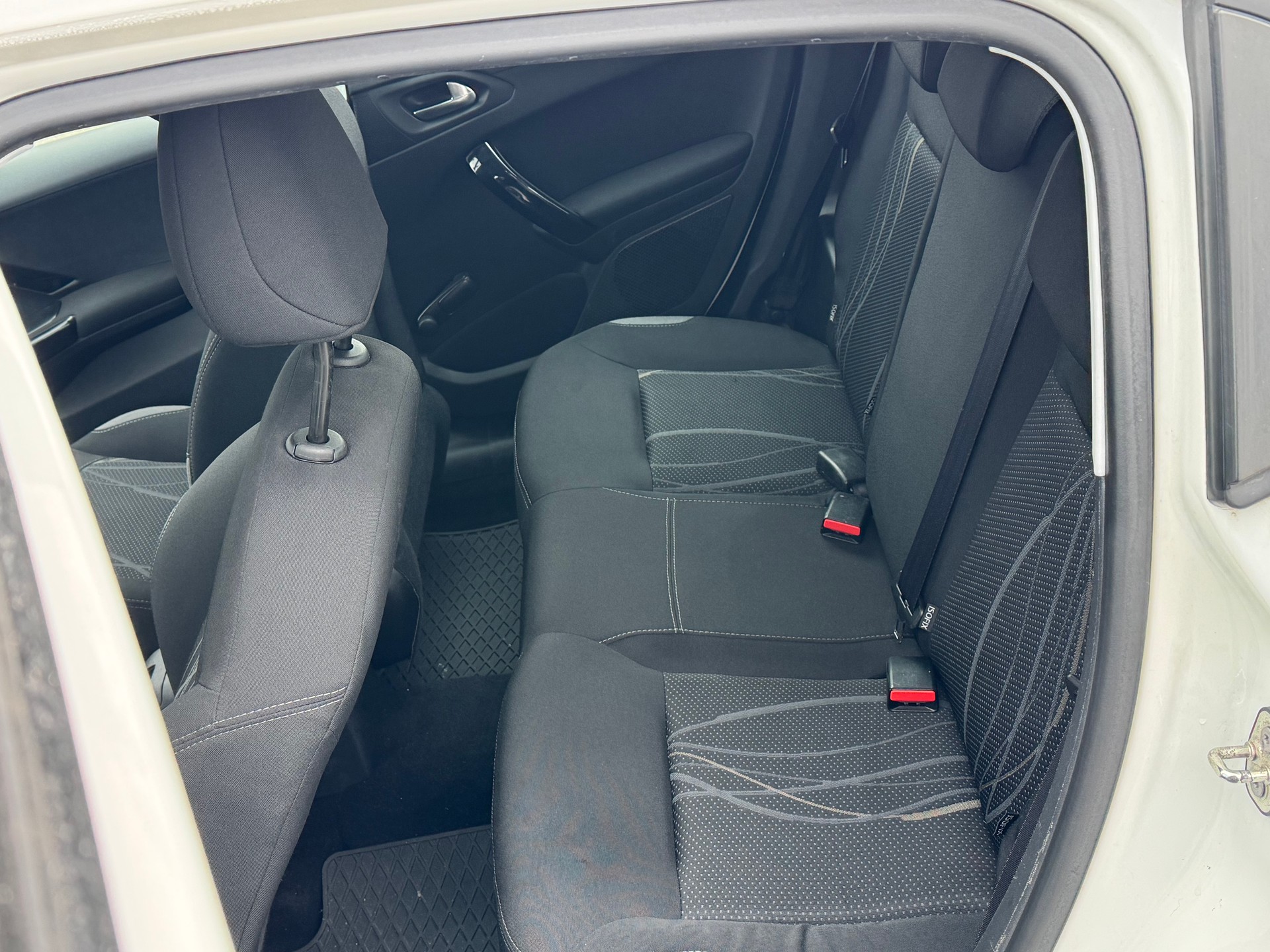 PEUGEOT 208 1.2 VTI Style-image-11