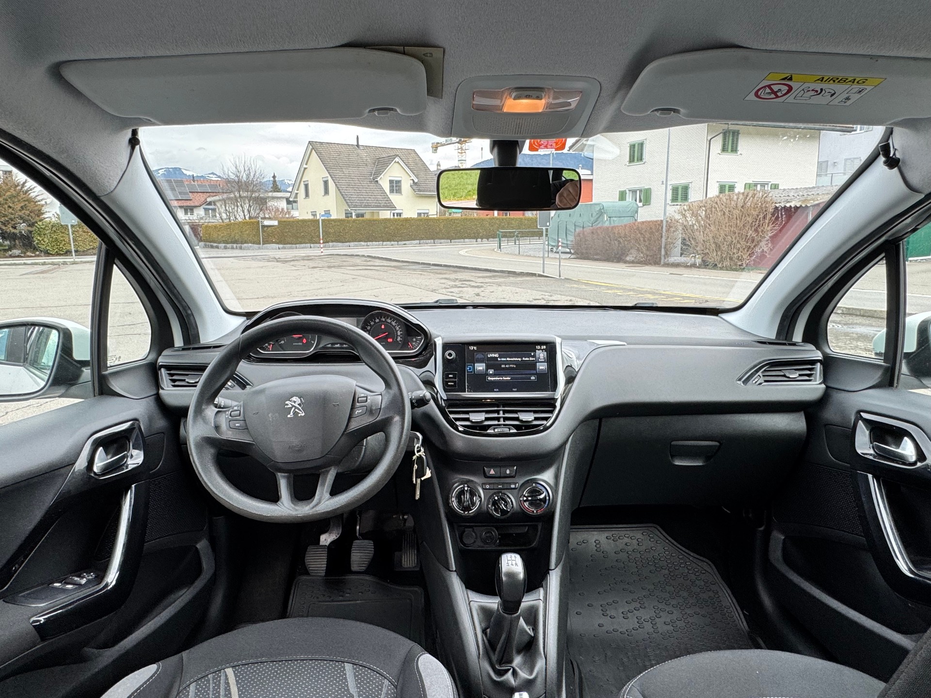 PEUGEOT 208 1.2 VTI Style-image-7