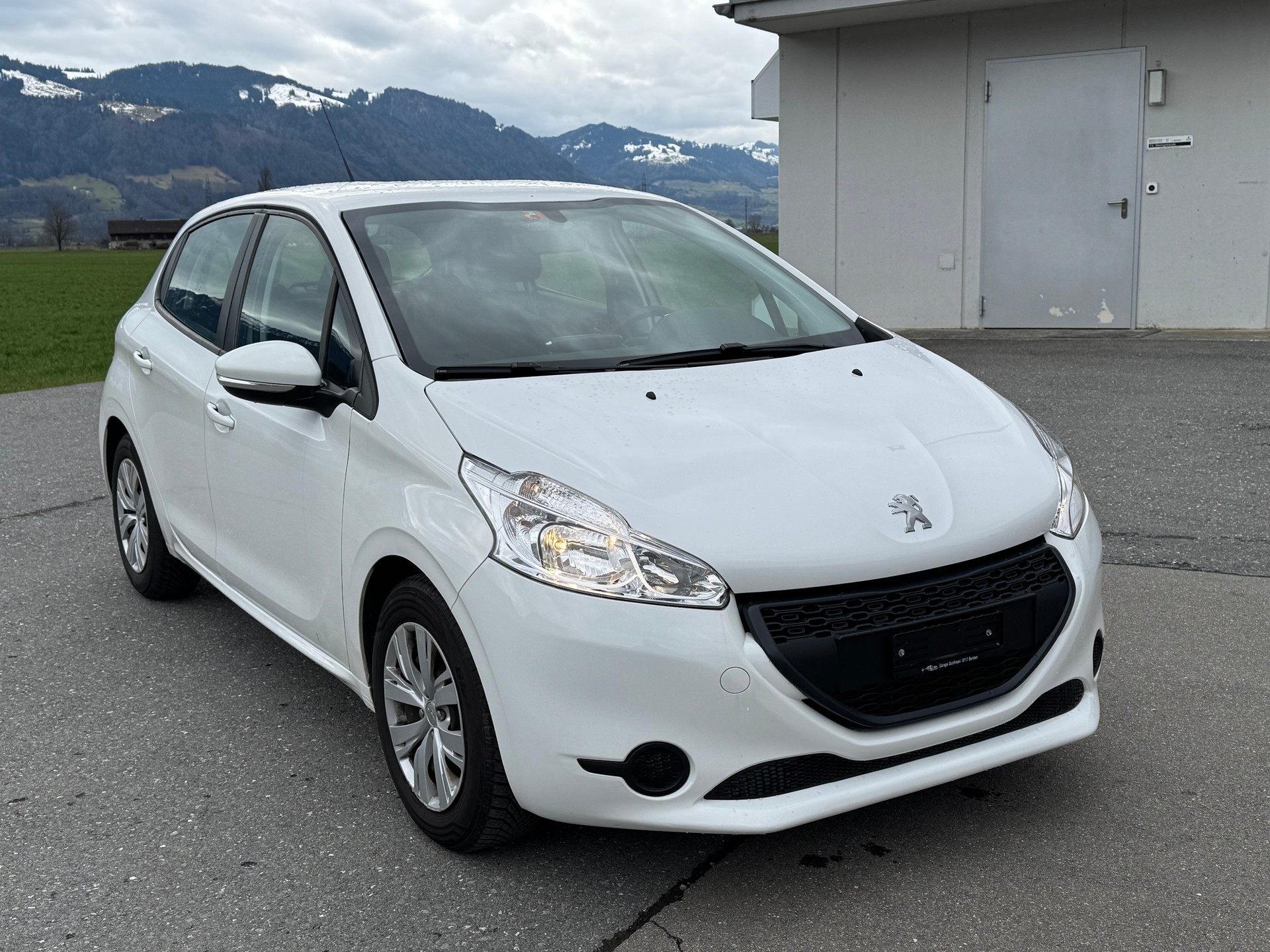 PEUGEOT 208 1.2 VTI Style-image-6